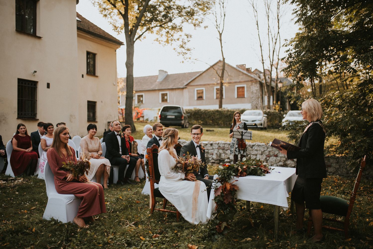 Kameralny ślub plenerowy w Willi Decjusza W Krakowie, jesienny ślub w plenerze