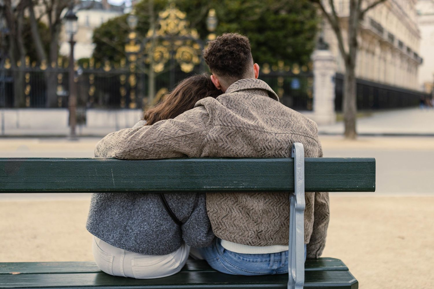 Jeune couple assis sur un banc