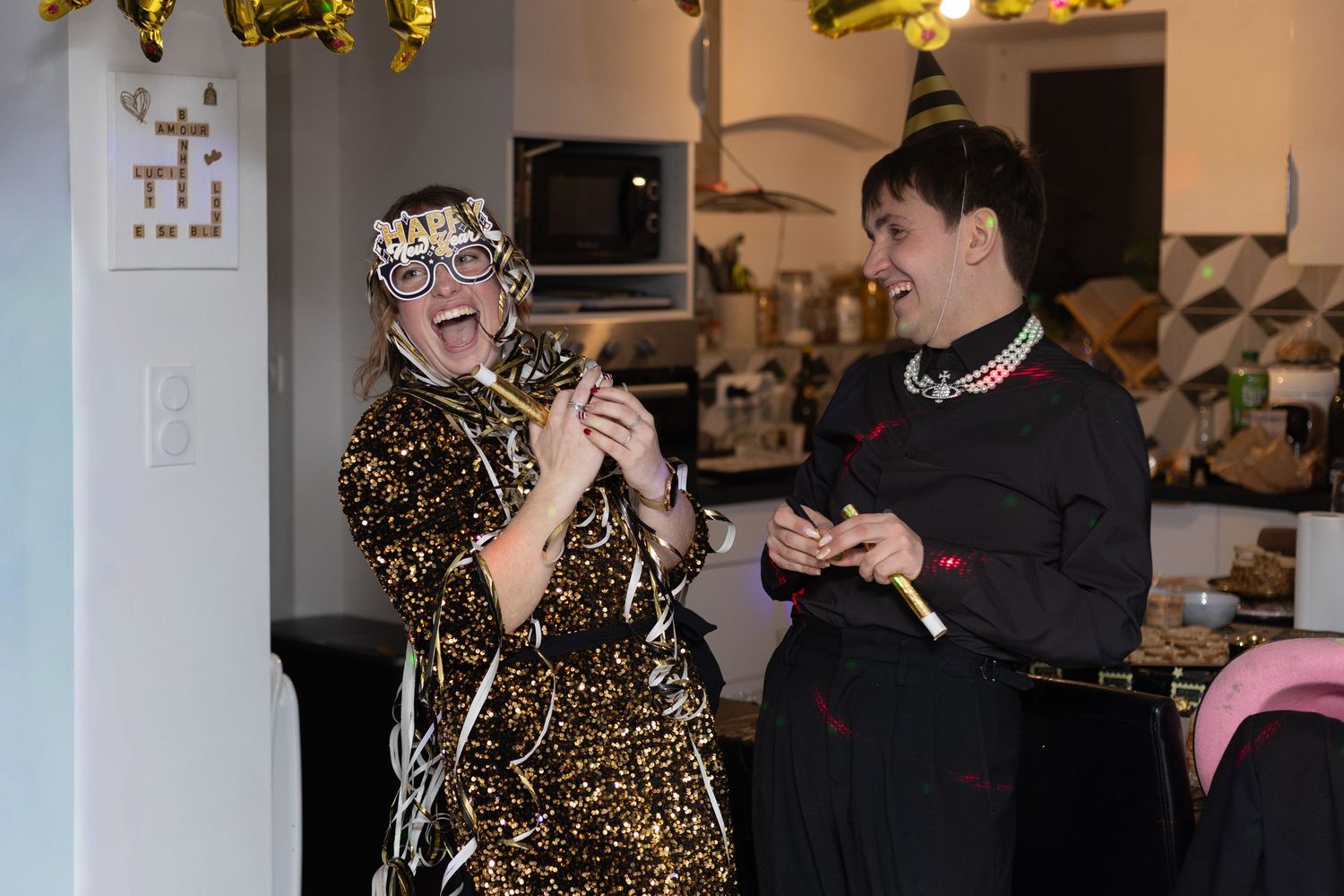 Photo au flash lors d'une soirée, personnes qui dansent