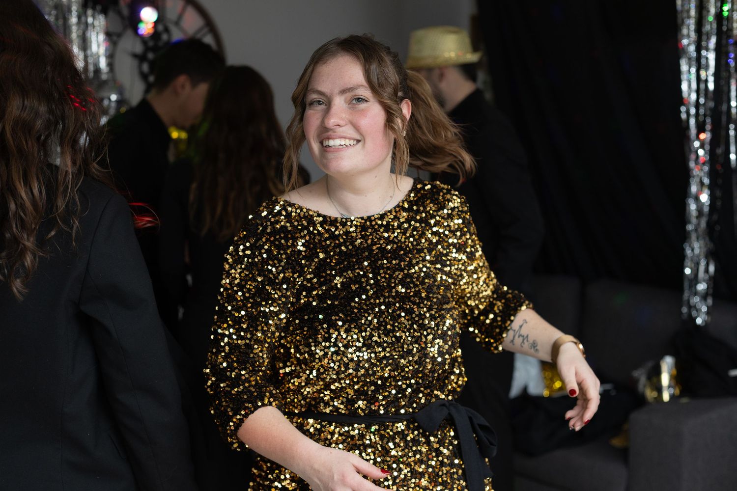 Photo au flash lors d'une soirée, personnes qui dansent