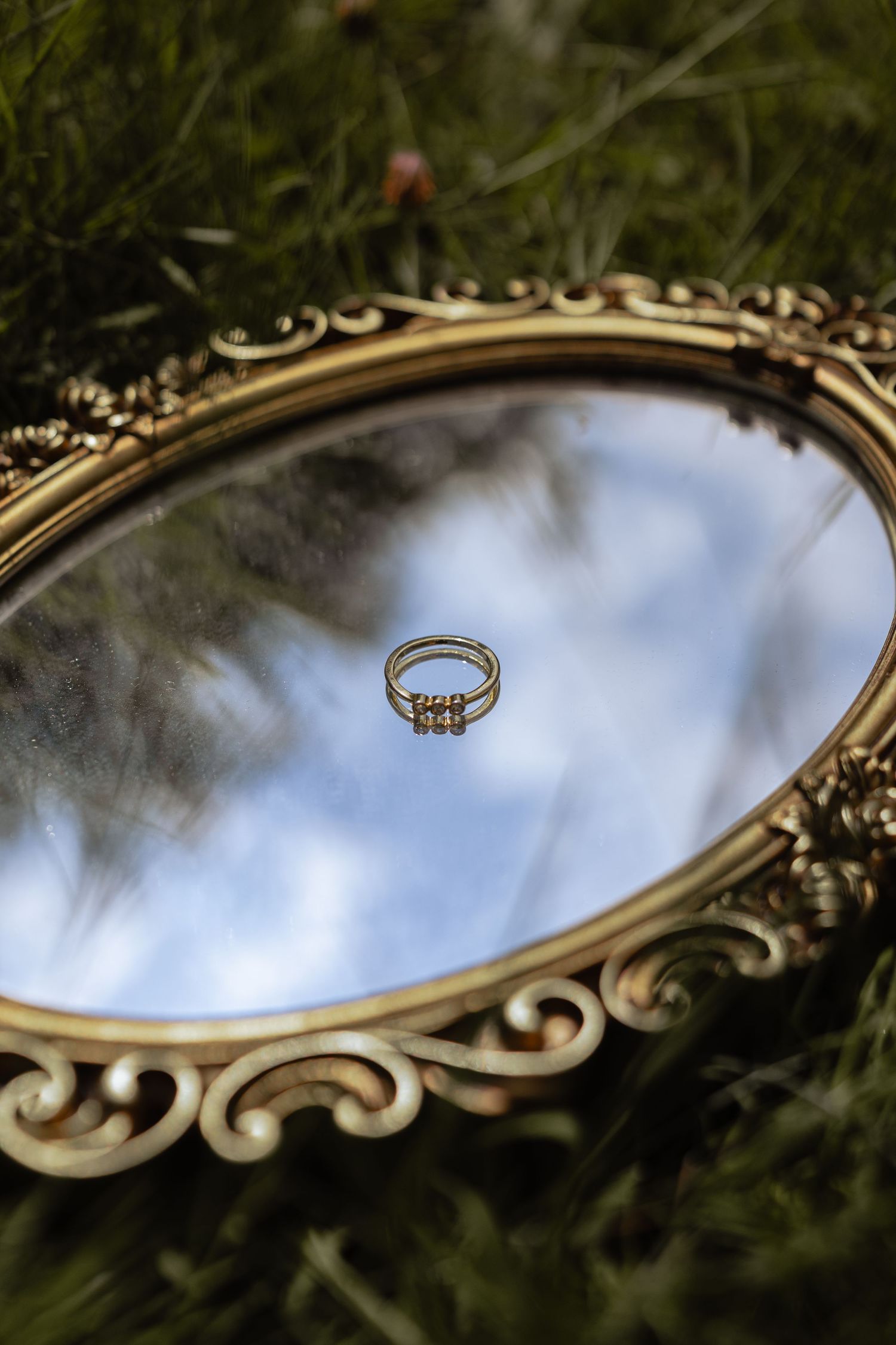 Flatlay, détail bague de la marié sur un beau miroir baroque