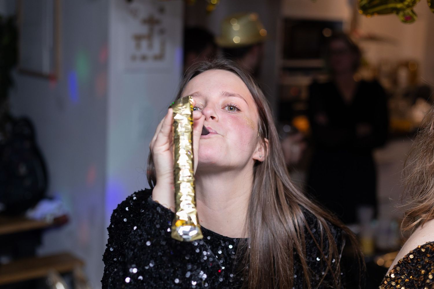 Photo au flash lors d'une soirée, personnes qui dansent