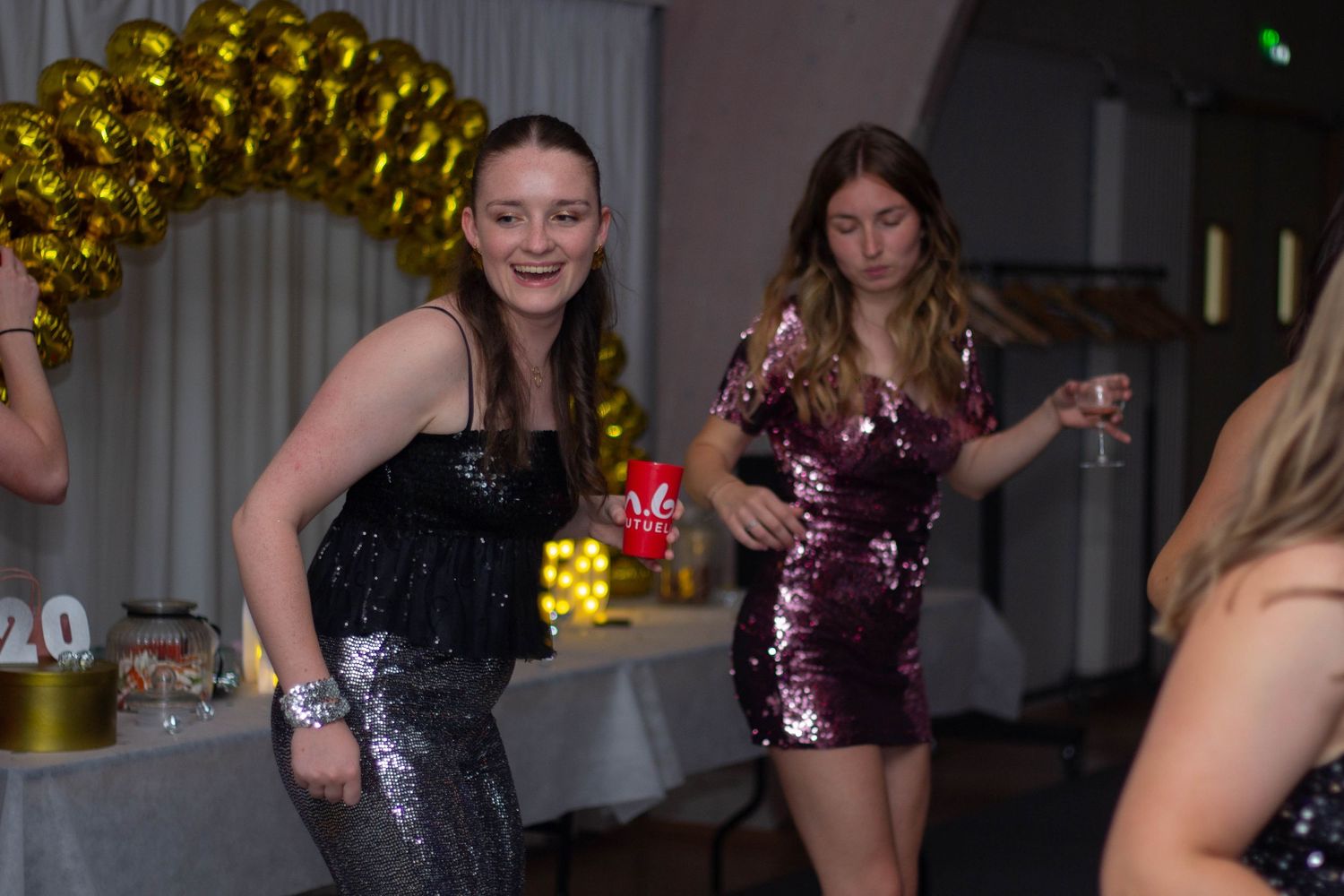 Photo au flash lors d'une soirée, personnes qui dansent