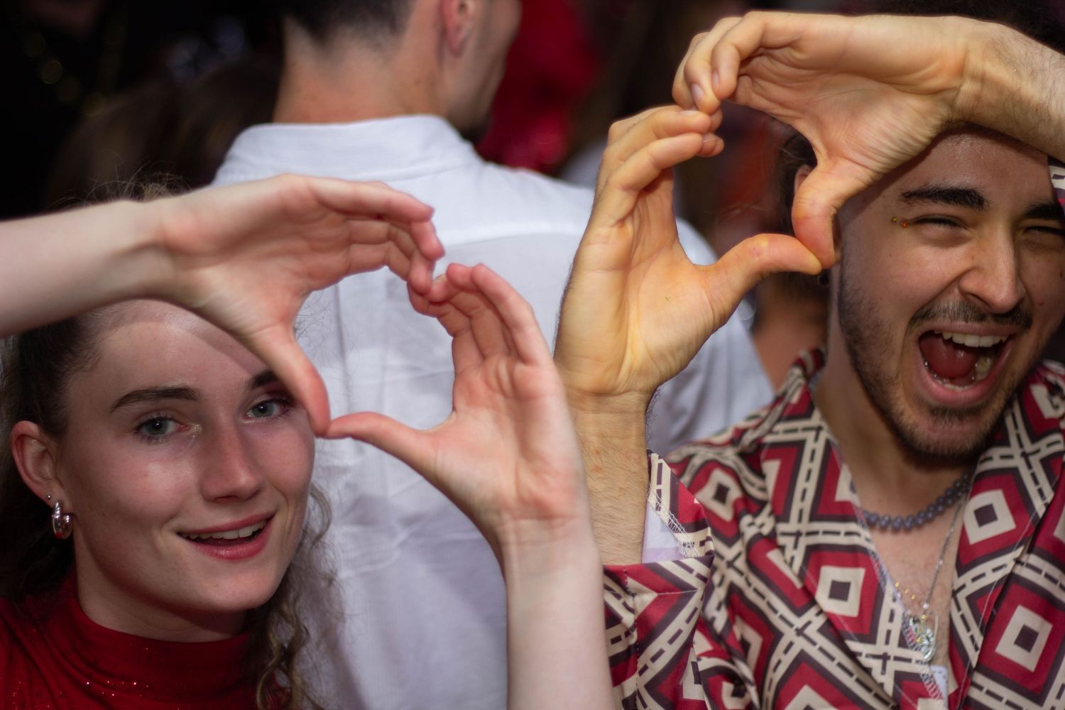 Photo au flash lors d'une soirée, personnes qui dansent