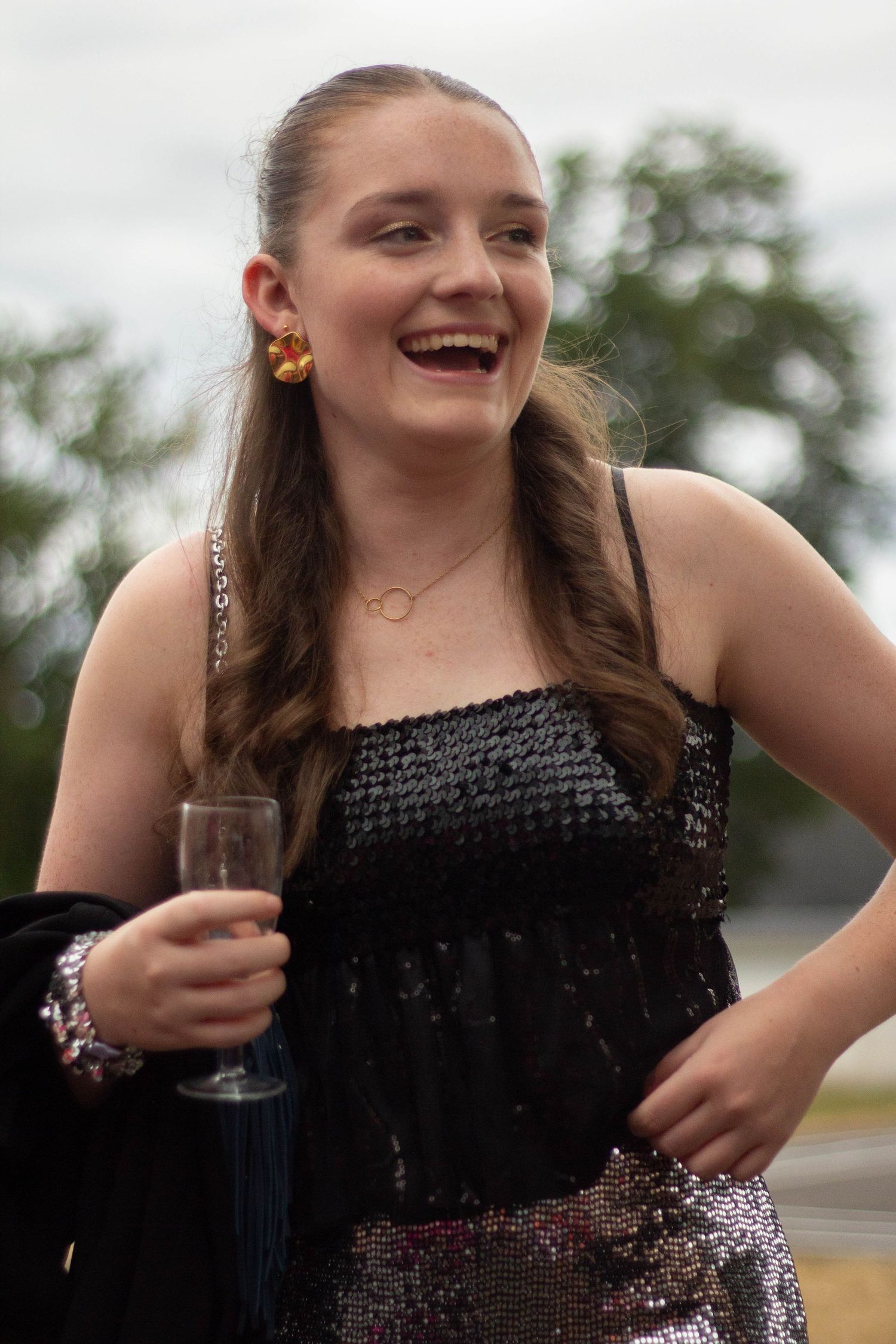 Portait une jeune femme lors d'une soirée