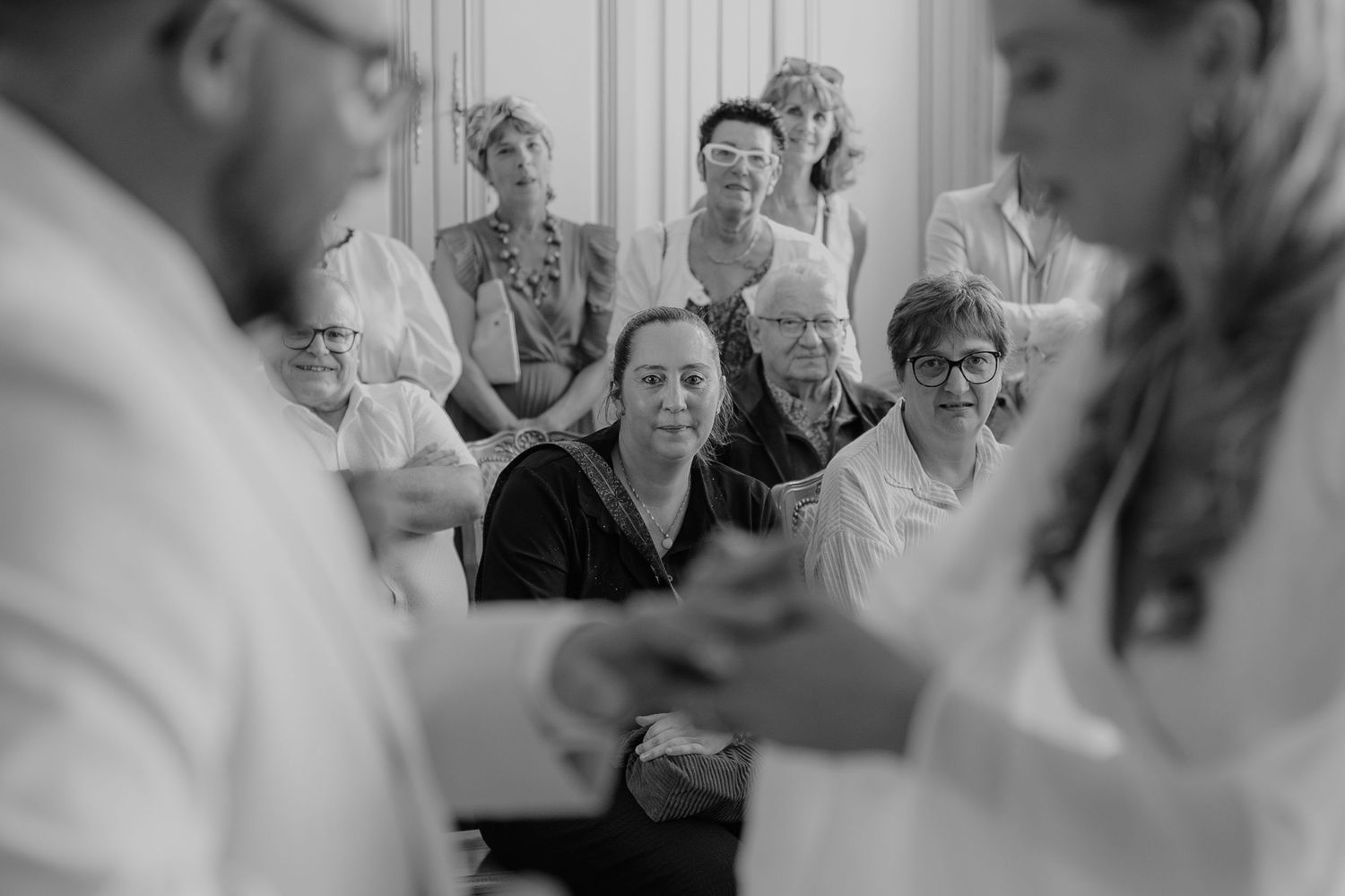 Echange des alliance à la mairie sous le regarde de leurs famille et amis