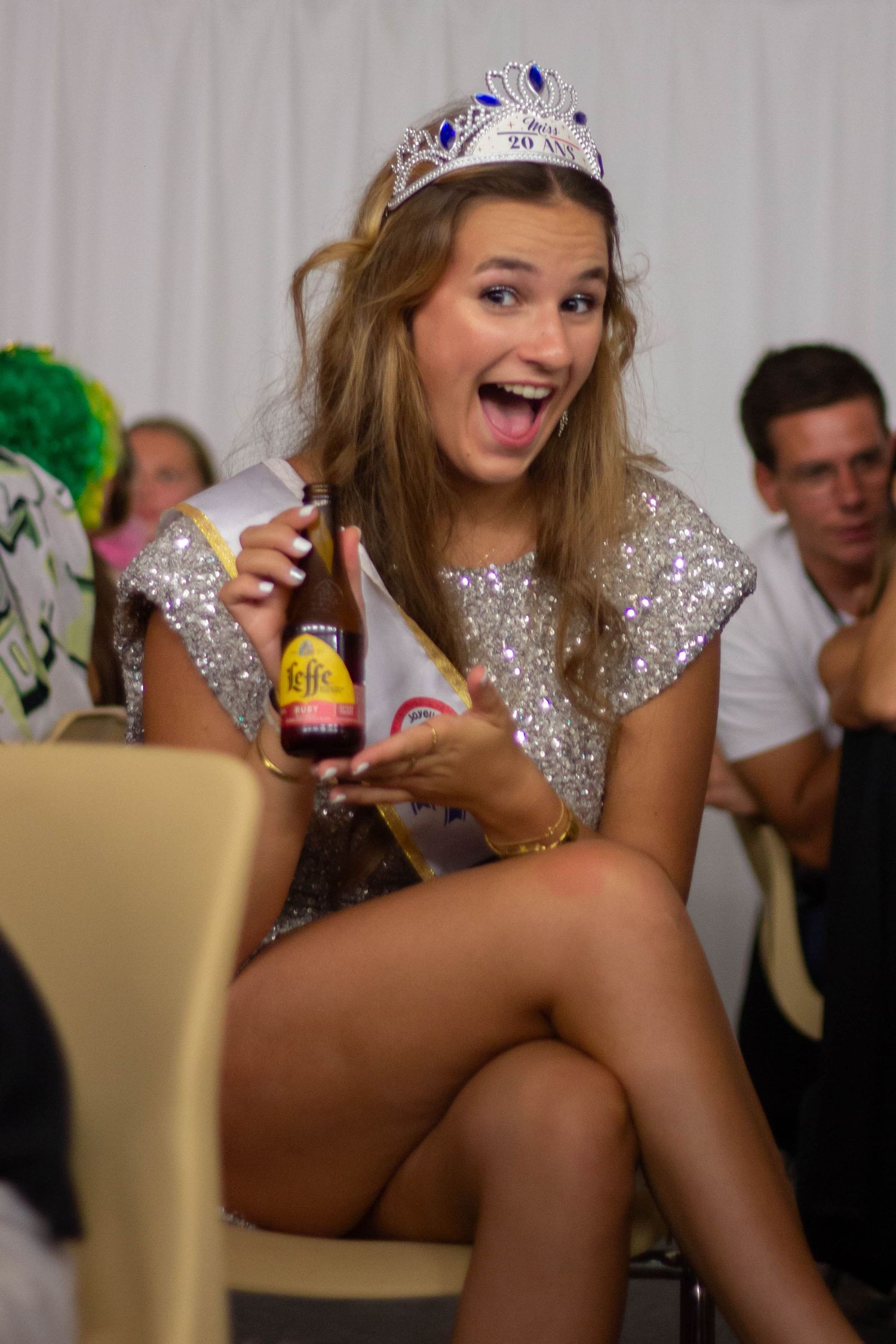 Jeune femme fête ses 20 ans et montre sa bière