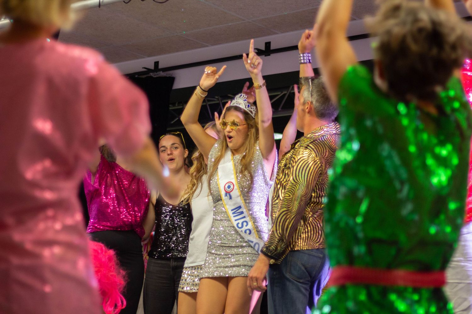 Photo au flash lors d'une soirée, personnes qui dansent