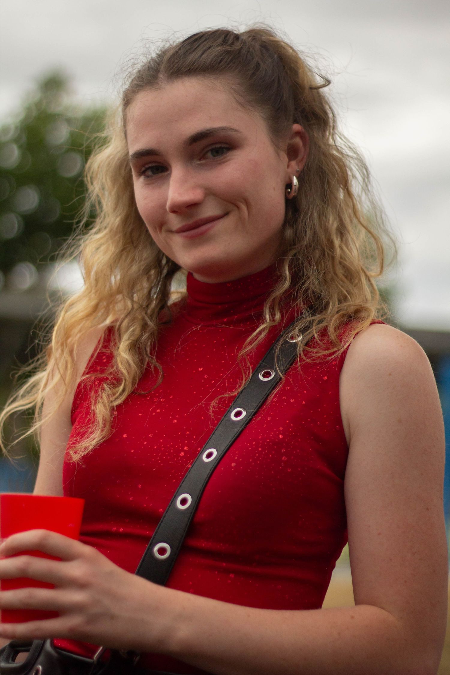 Portait une jeune femme lors d'une soirée