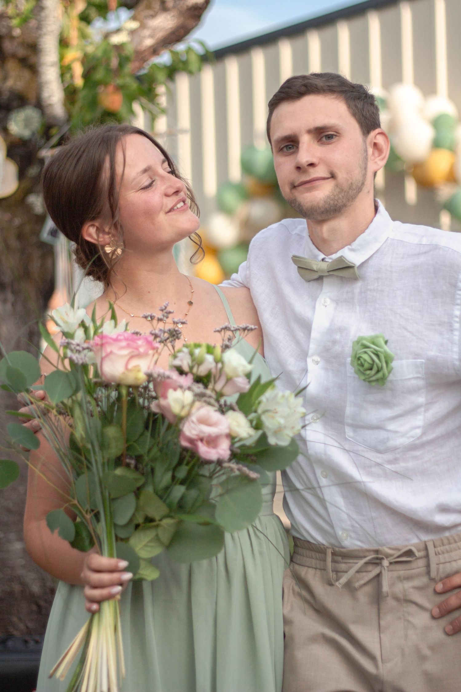 Jeune couple se regardent tendrement