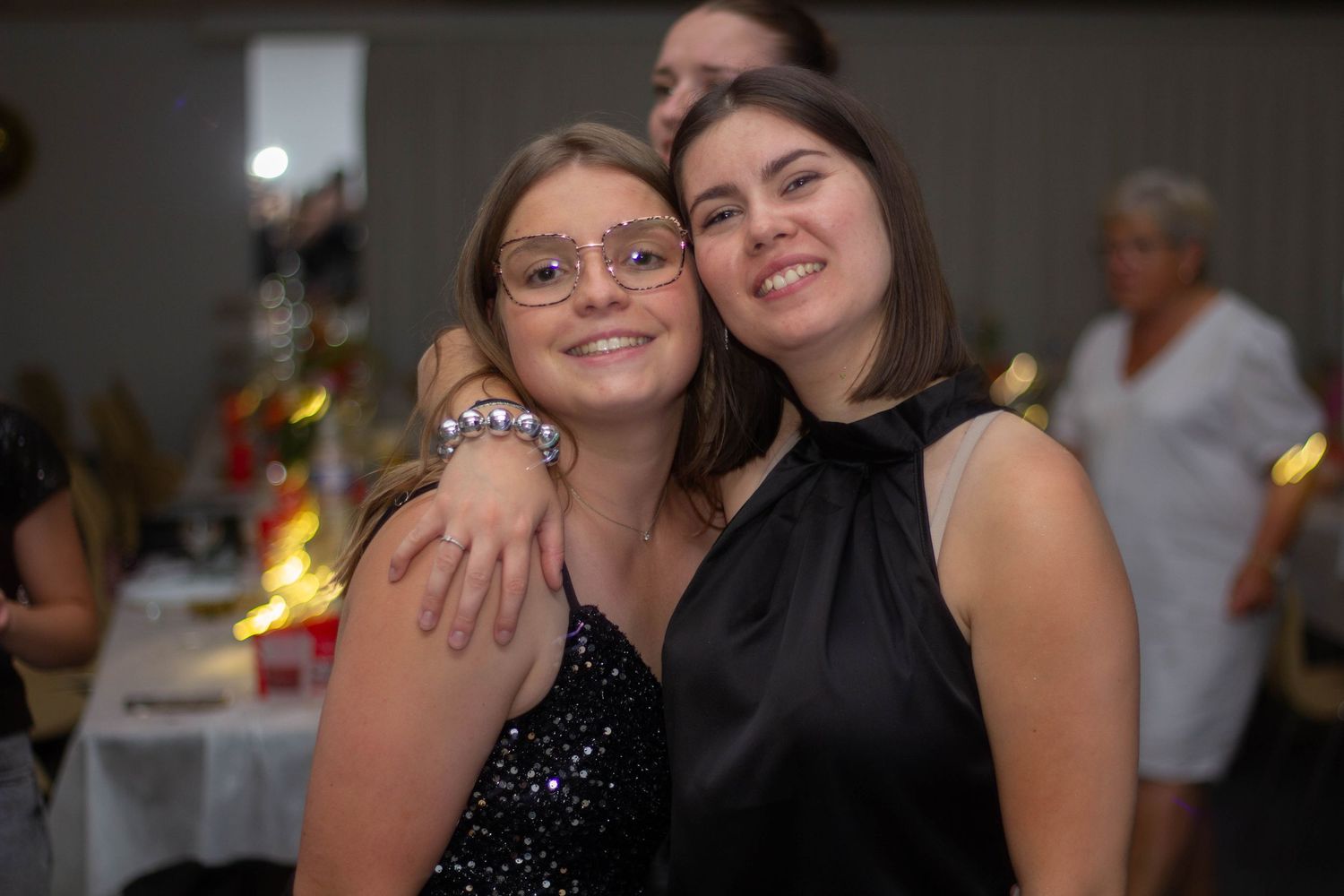 Photo au flash lors d'une soirée, personnes qui dansent