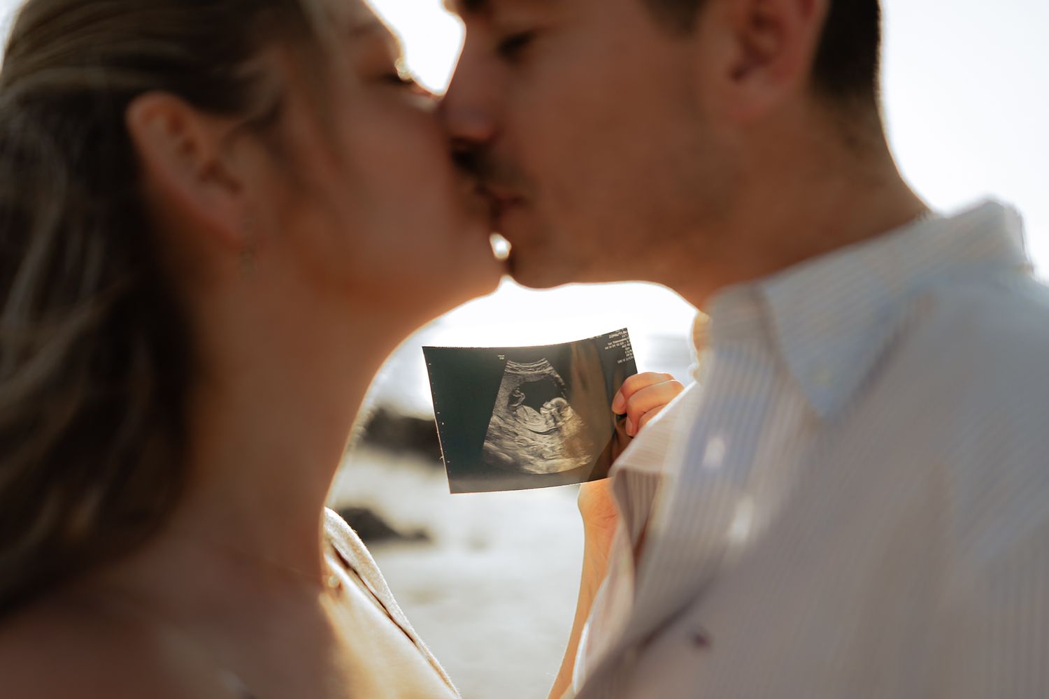 shooting couple et annonce grossesse à la plage