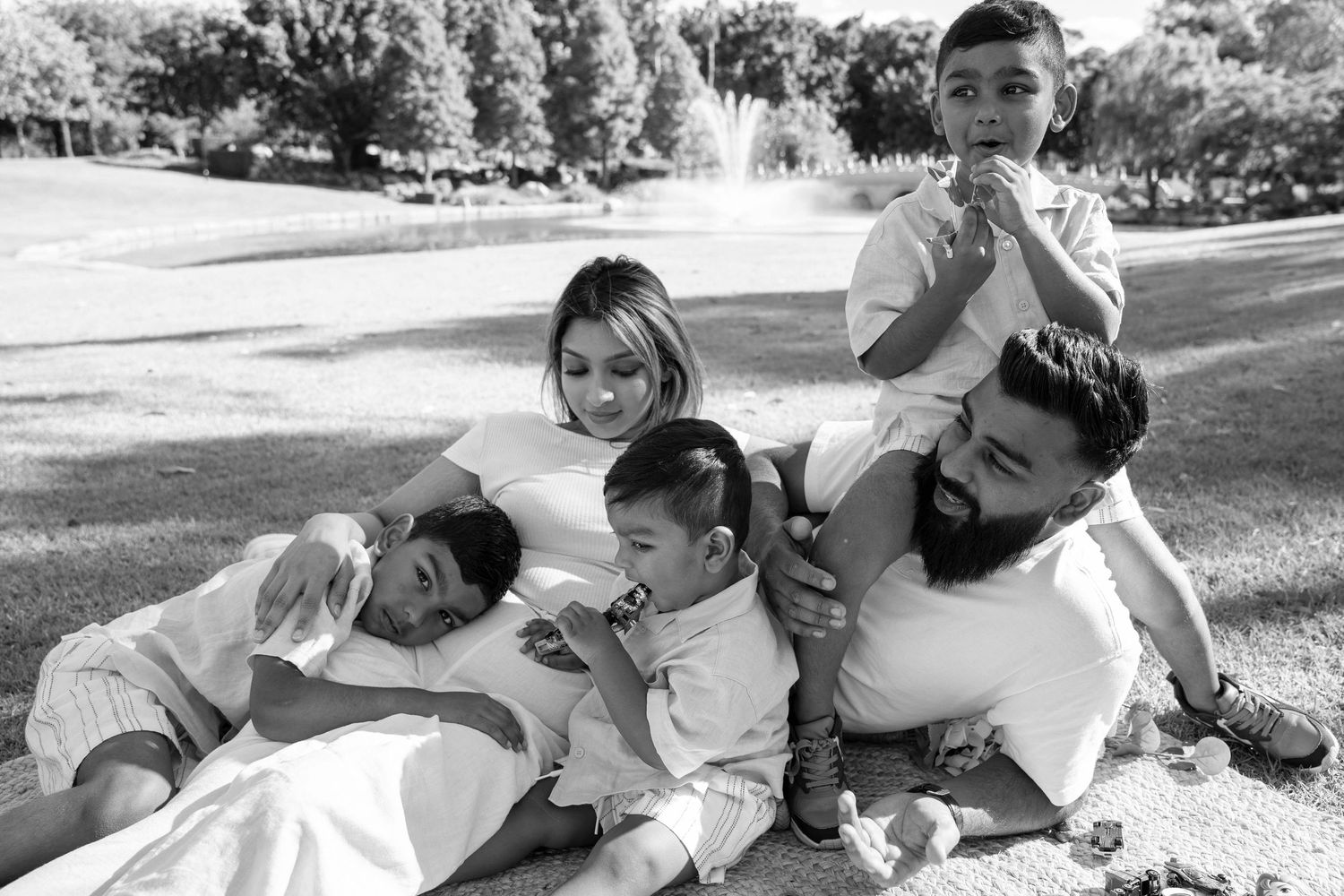 Western Sydney family photographer capturing relaxed, heartfelt moments between parents and children