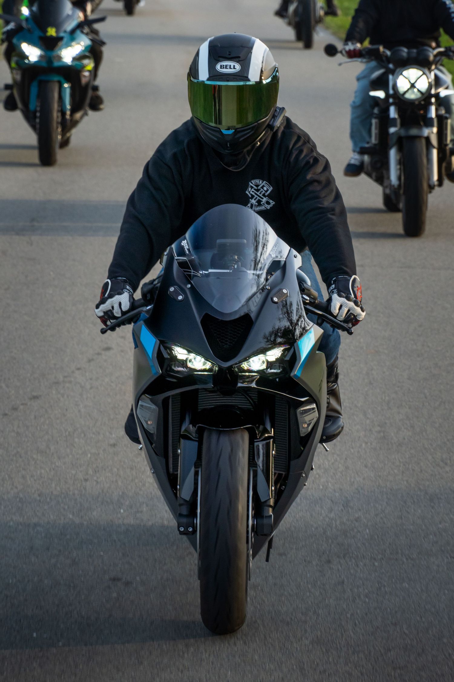 Kawasaki ZX6R cruising with a group of friends