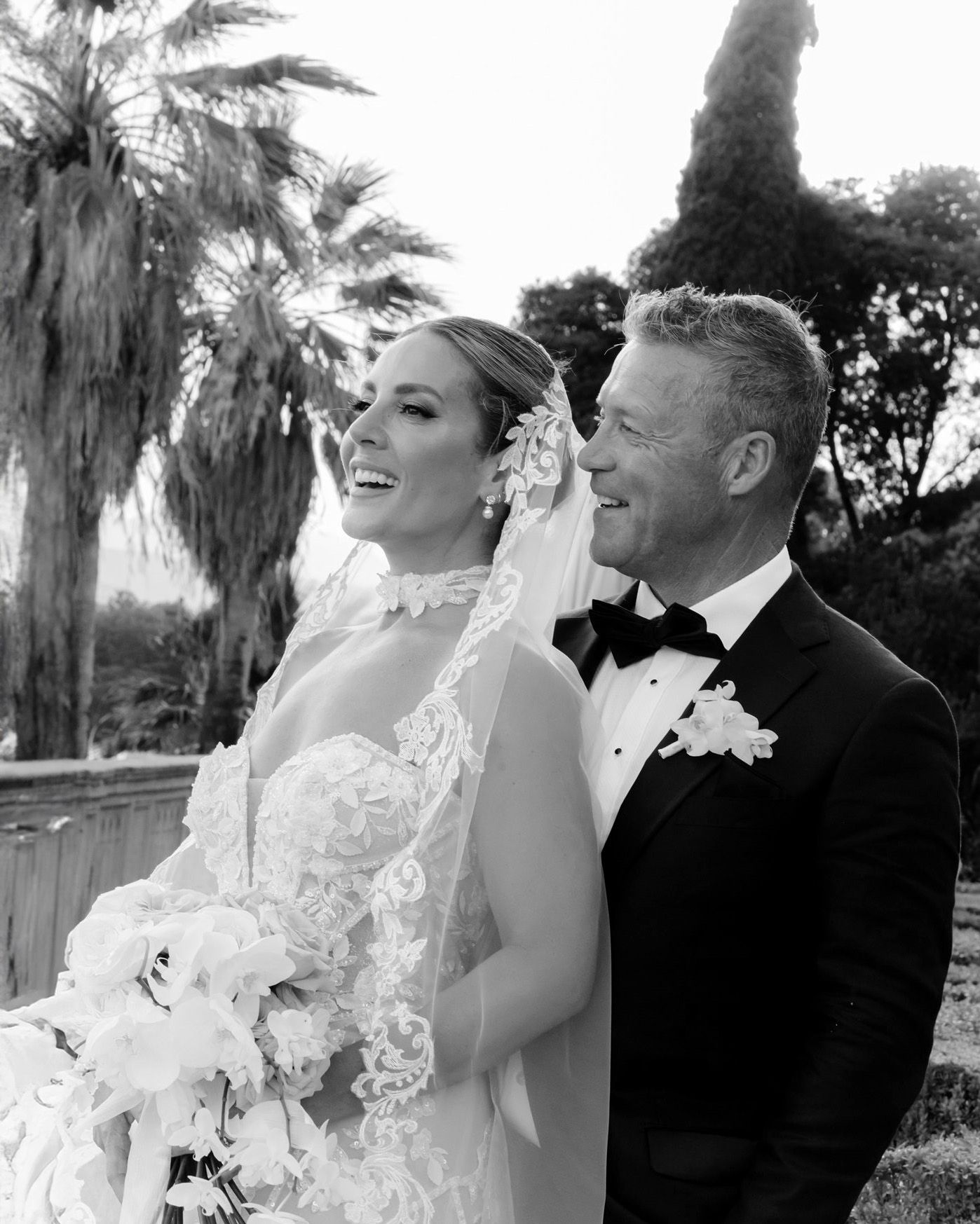 Black and white wedding portraits showing romantic moments between newlyweds outdoors in Isola del Garda