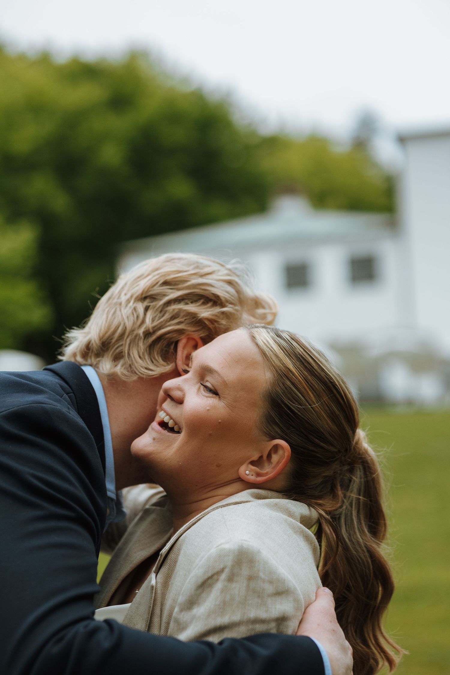 Brud får et kram
