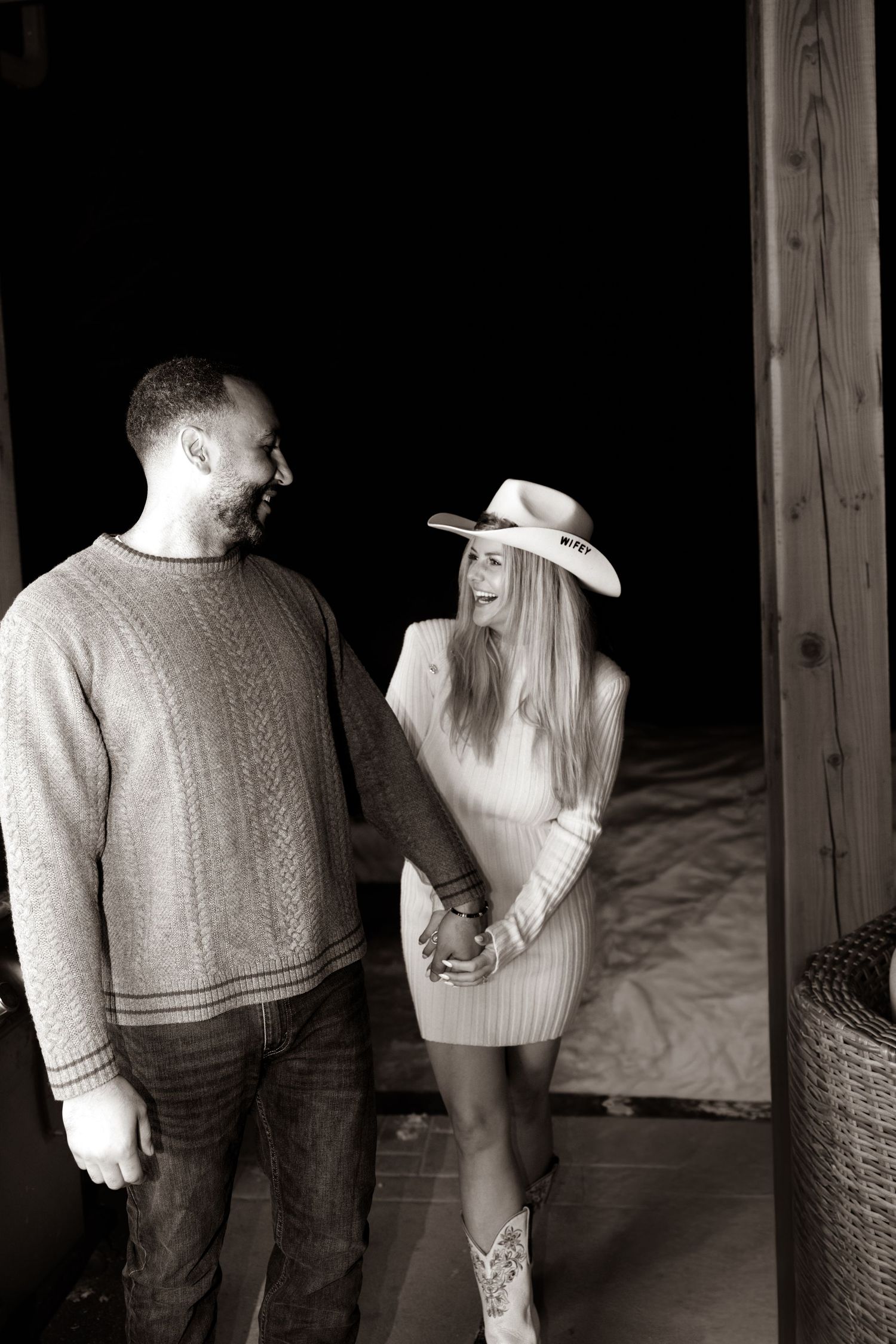 Give me all the Western-Apres-Ski vibes for engagement photos.