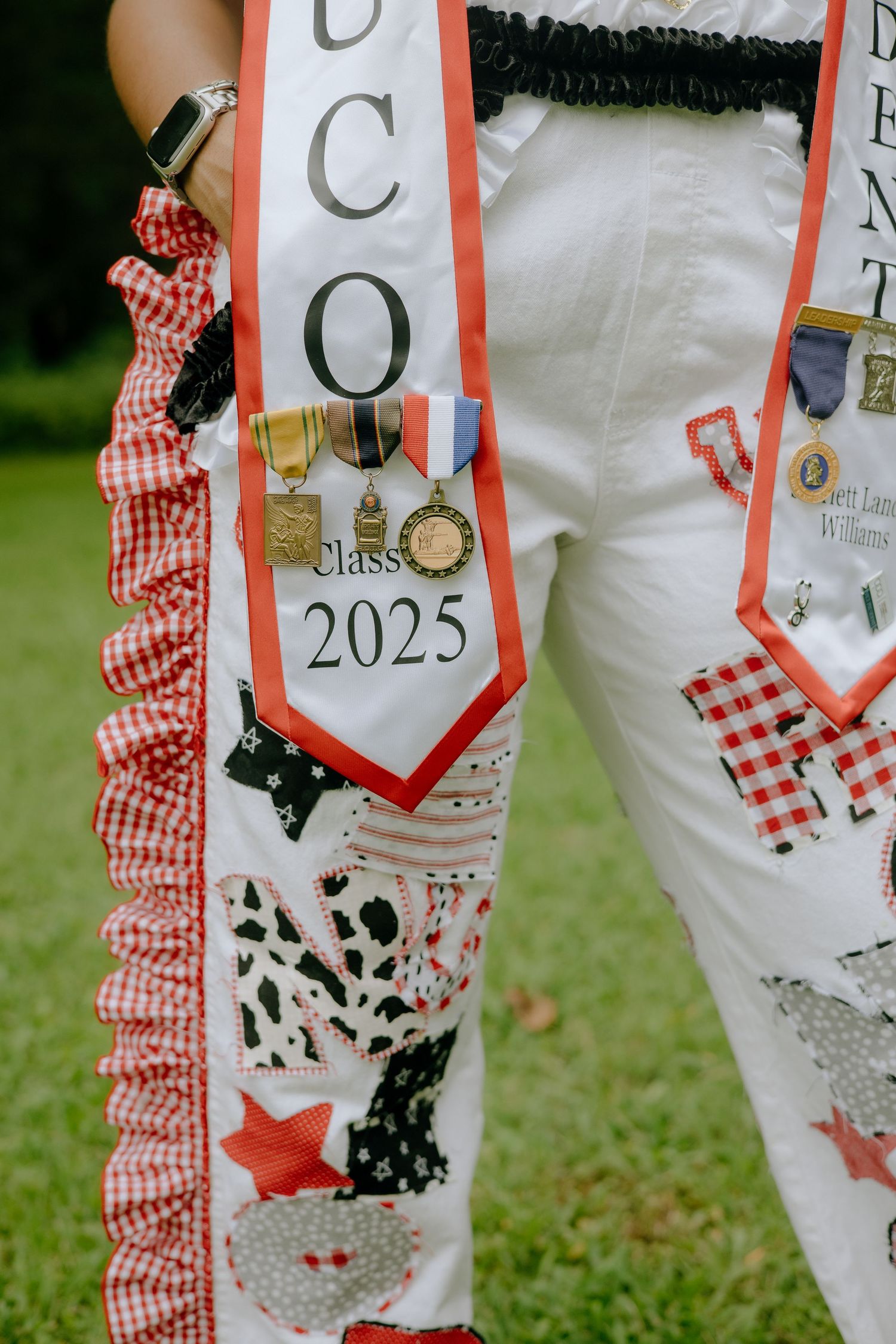 senior overall inspo from senior photoshoot in williamsburg, va shot by virginia senior photographer