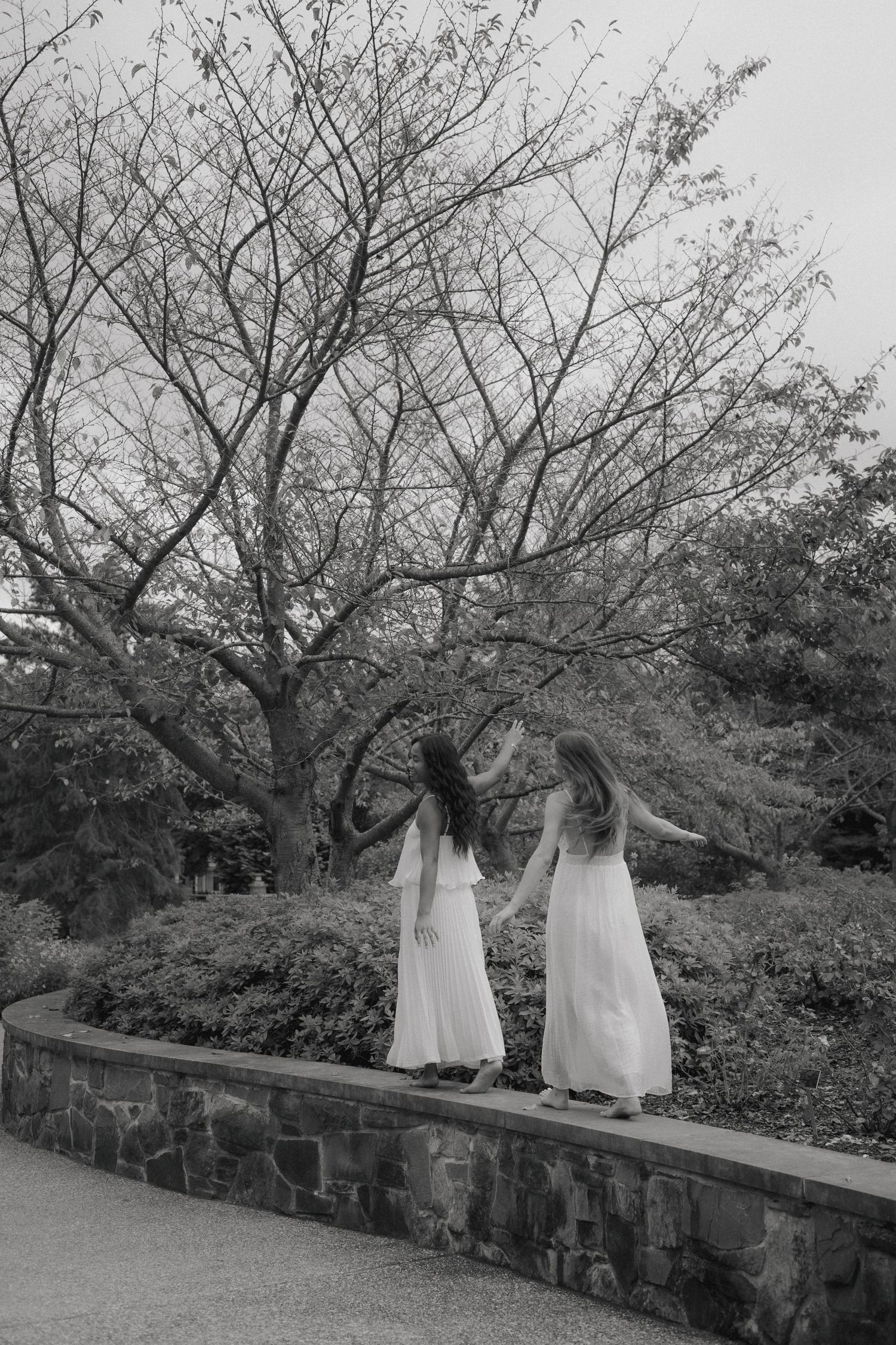 best friends senior photoshoot at lewis ginter botanical garden in the summer with flowy dresses shot by virginia senior photographer