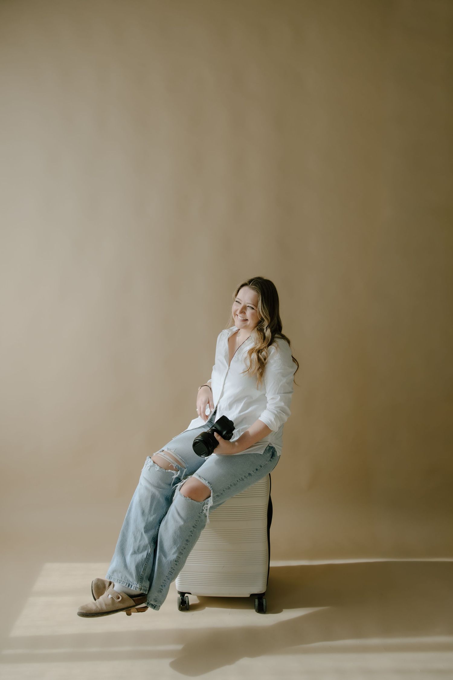 Photographer branding photos, casual outfit at The Studio On Broad in Richmond, VA shot by a virginia branding photographer.