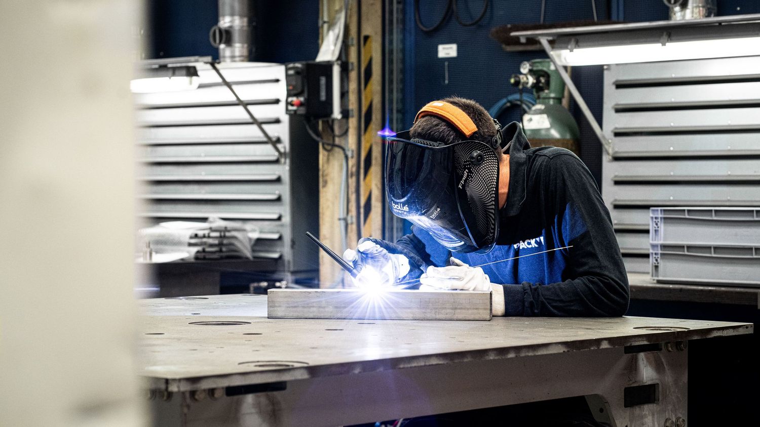 photographie du métier de soudeur au sein d'une usine de fabrication