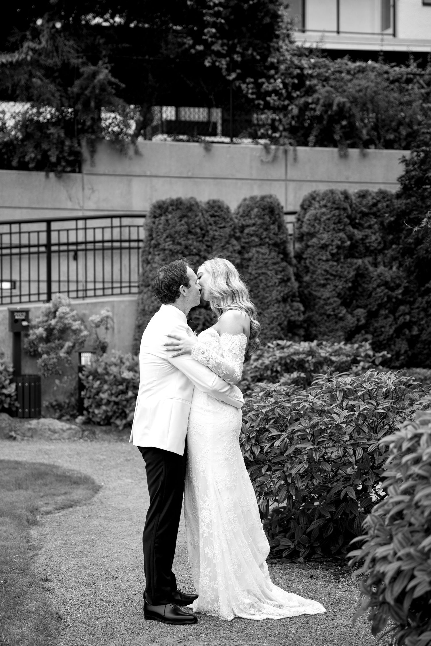 Oak Bay Beach Hotel wedding ceremony Victoria BC