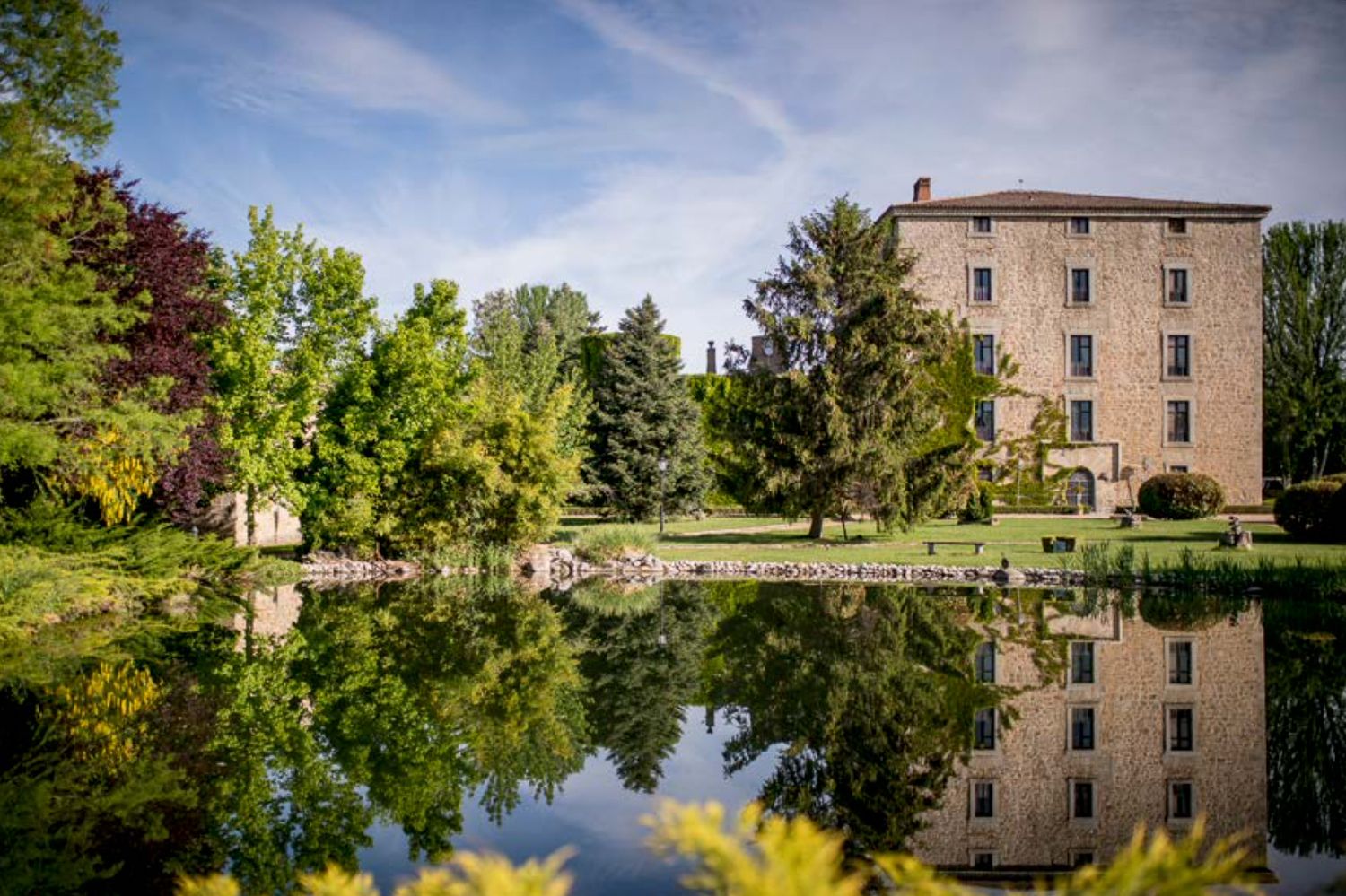 Rustic countryside palace in Madrid with rustic architecture and beautiful pond. Perfect for Weddings.