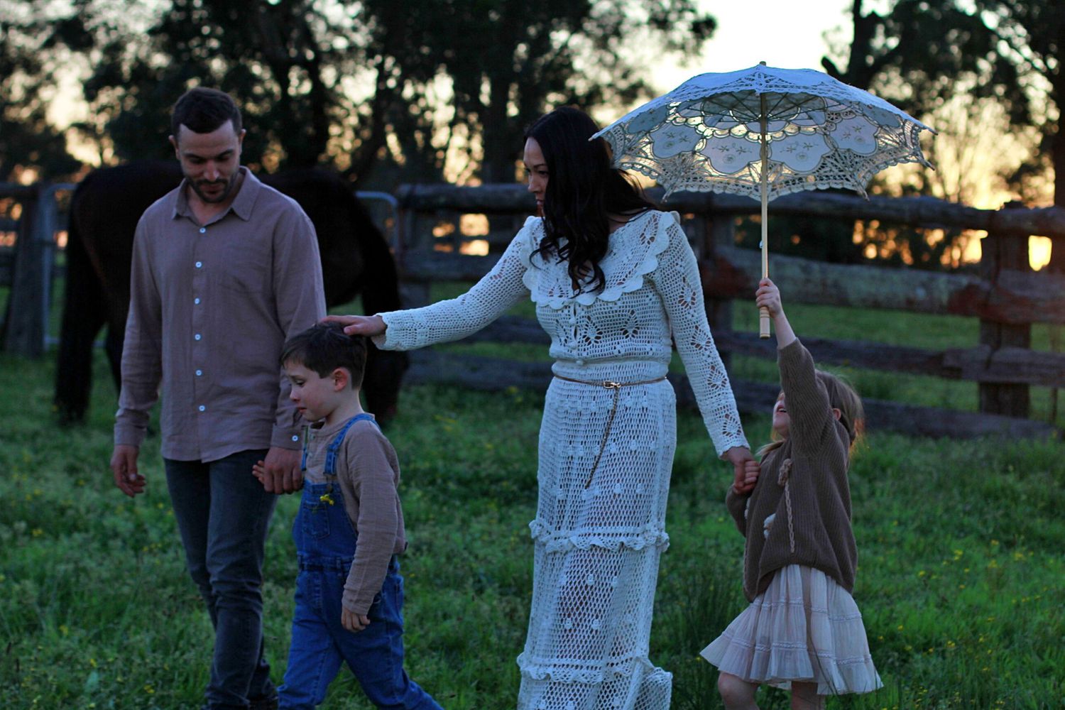 Natural family interaction during outdoor lifestyle session