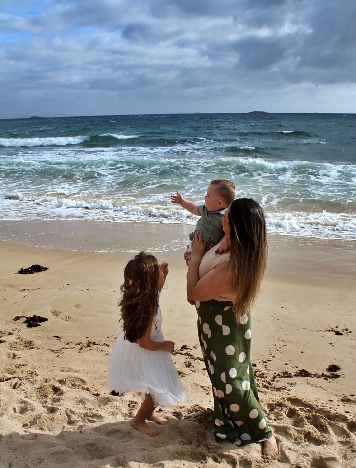 Natural mum and children portraits by the sea in the Illawarra, documenting love and family connection.