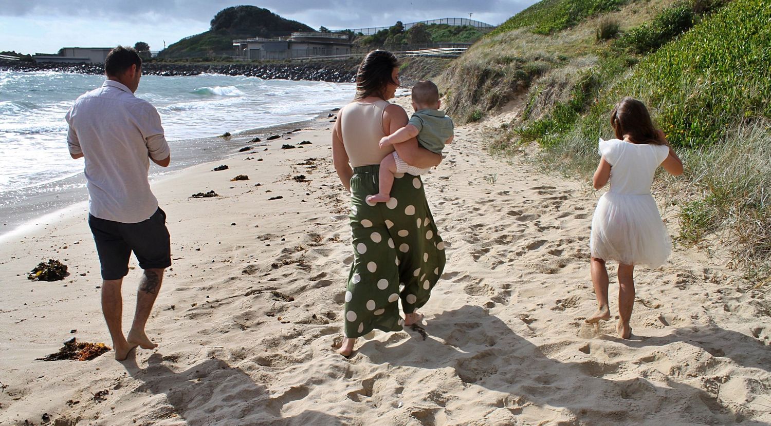Candid family portraits by the sea in the Illawarra, documenting genuine moments and timeless beachside connection.