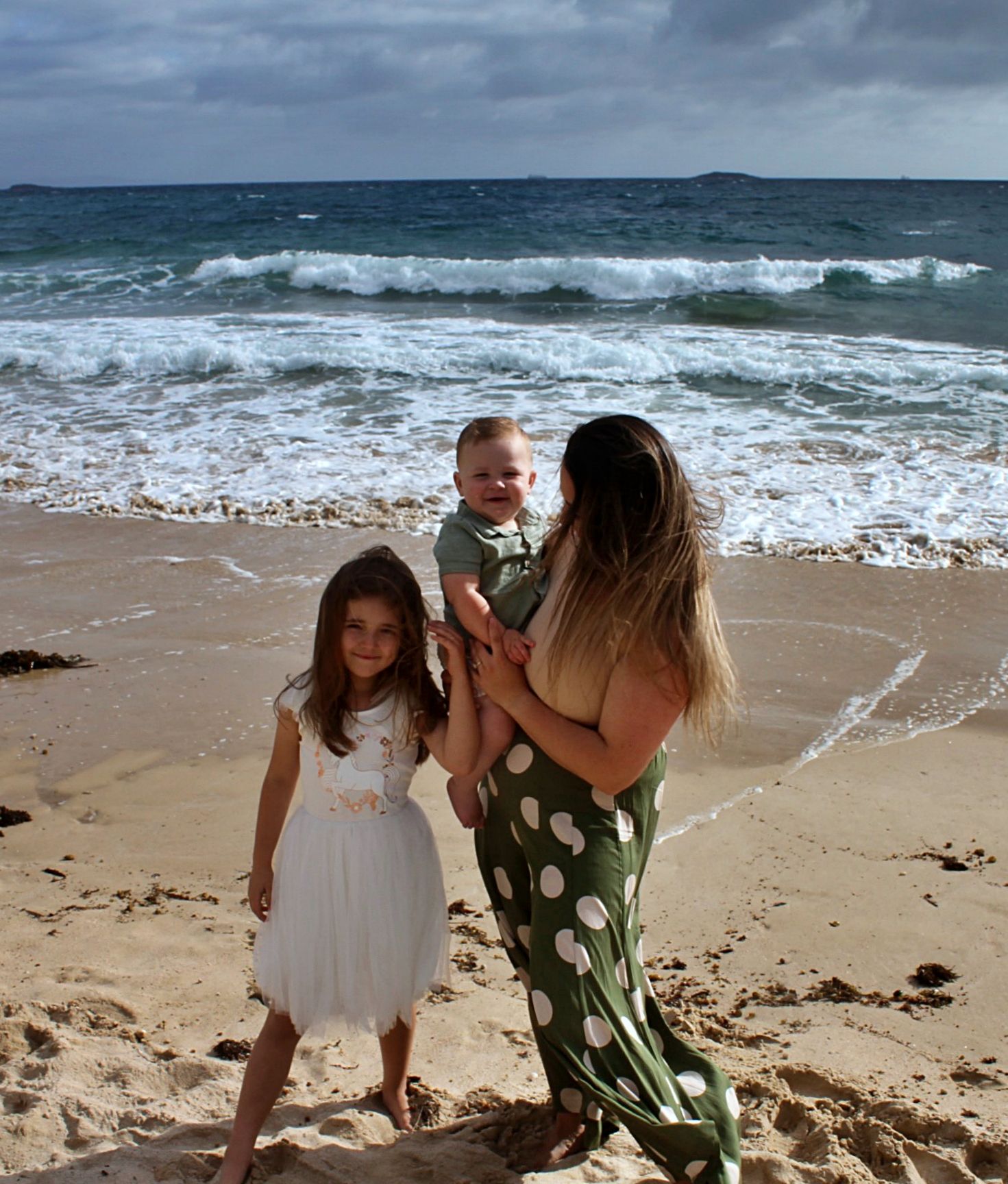 Mum with her children on the beach in the Illawarra, capturing warmth, connection, and gentle coastal moments.
