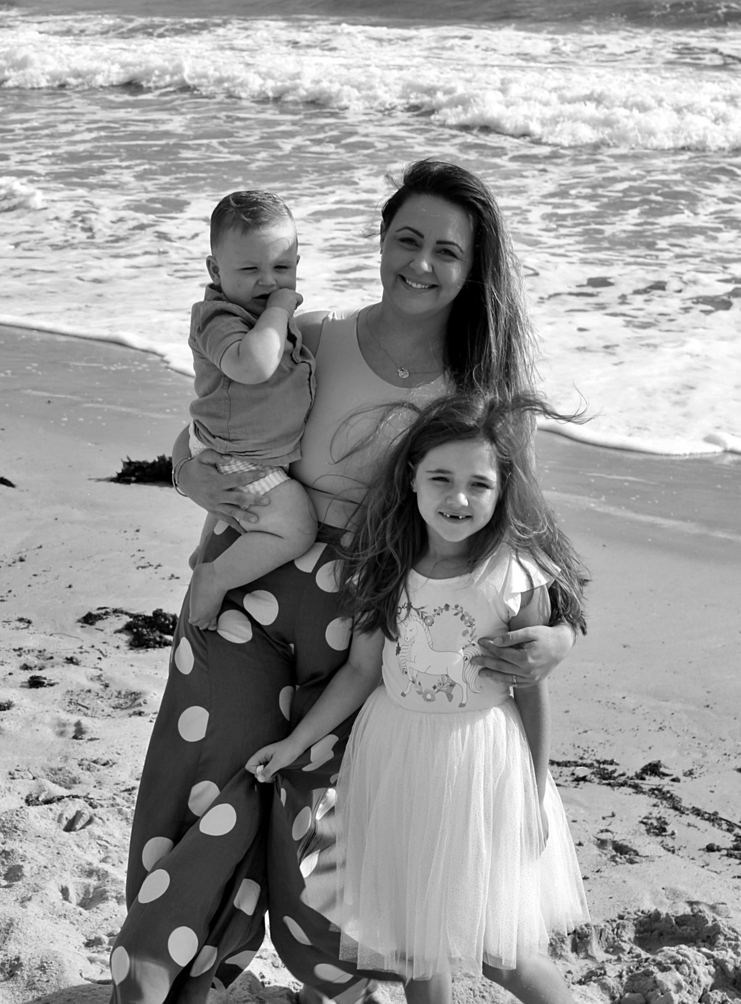 Mum with her children on the beach in the Illawarra, capturing warmth, connection, and gentle coastal moments.