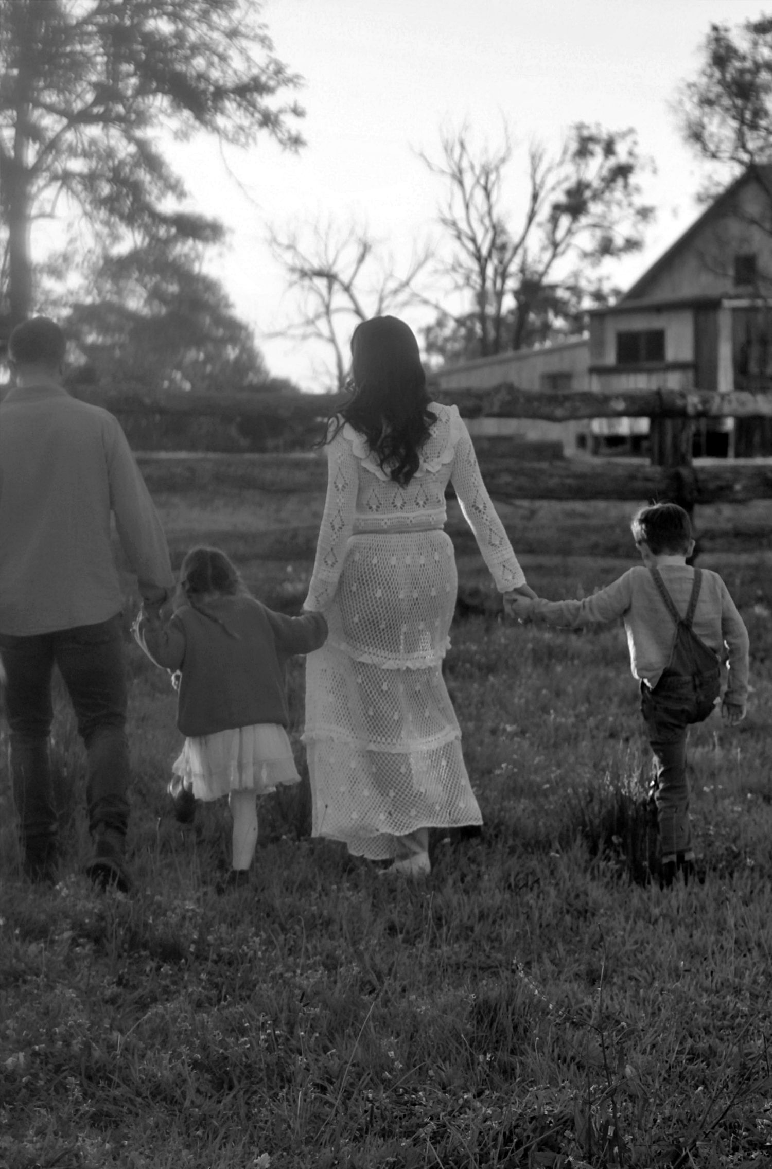 Natural family interaction during outdoor lifestyle session
