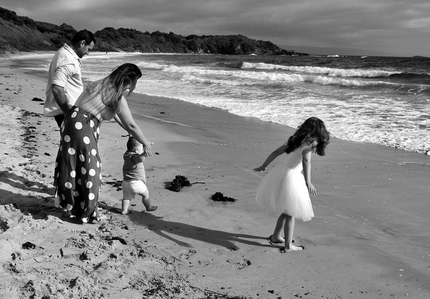 Candid family portraits by the sea in the Illawarra, documenting genuine moments and timeless beachside connection.