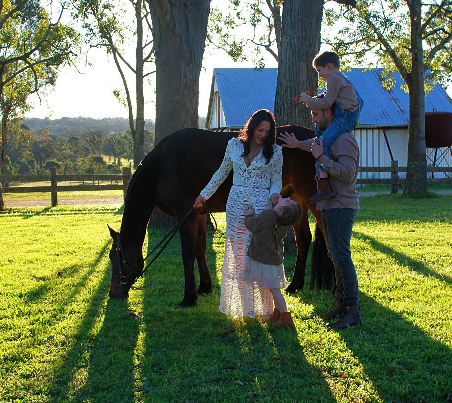 Candid family session of family together with a horse in the countryside