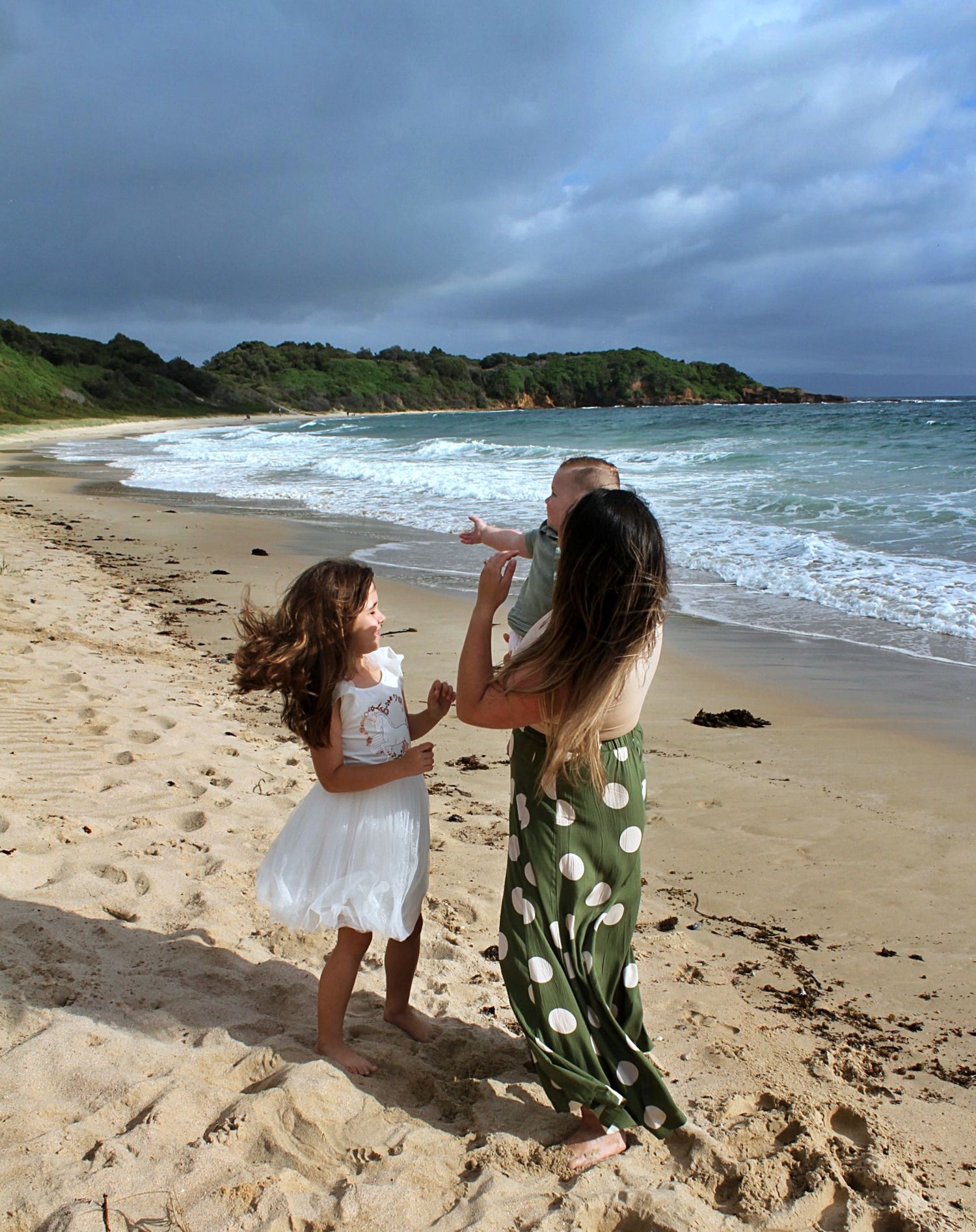Mum with her children on the beach in the Illawarra, capturing warmth, connection, and gentle candid coastal moments.