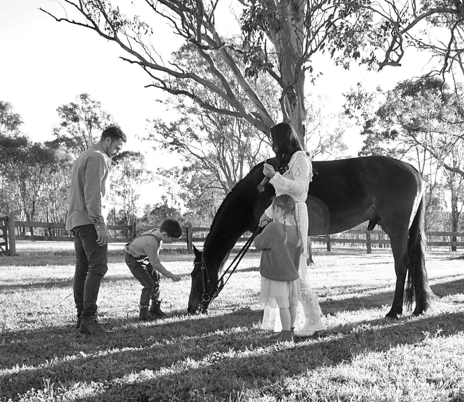 Candid family session of family together with a horse in the countryside