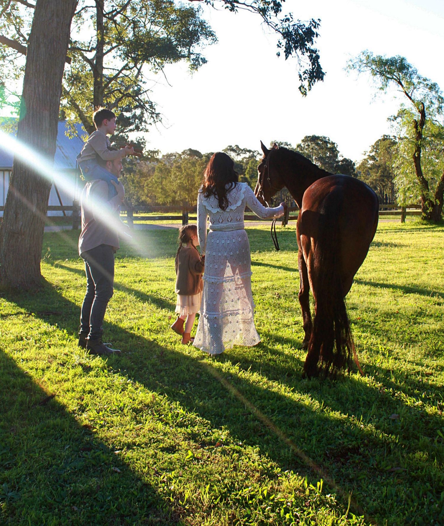 Candid family session of family together with a horse in the countryside