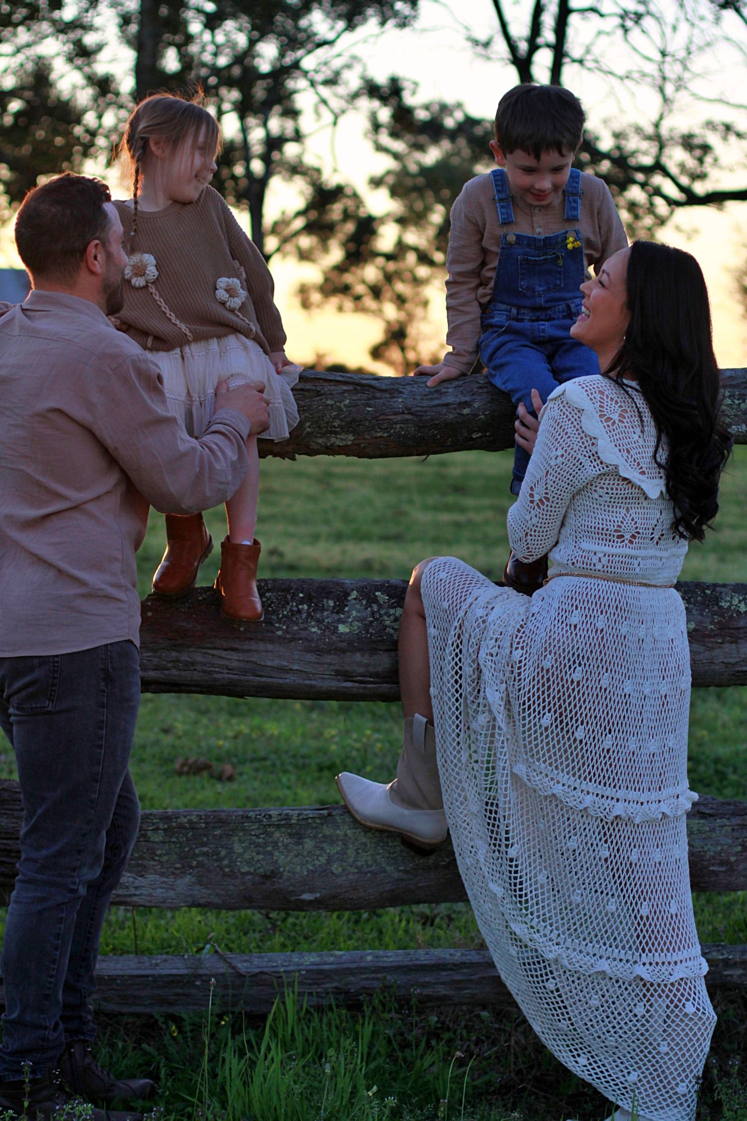 Natural family interaction during outdoor lifestyle session