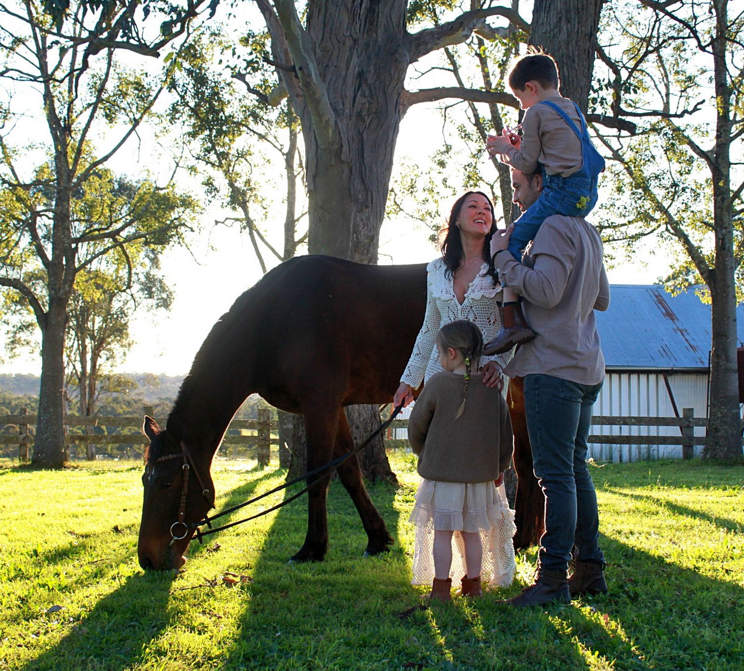 Candid family session of family together with a horse in the countryside