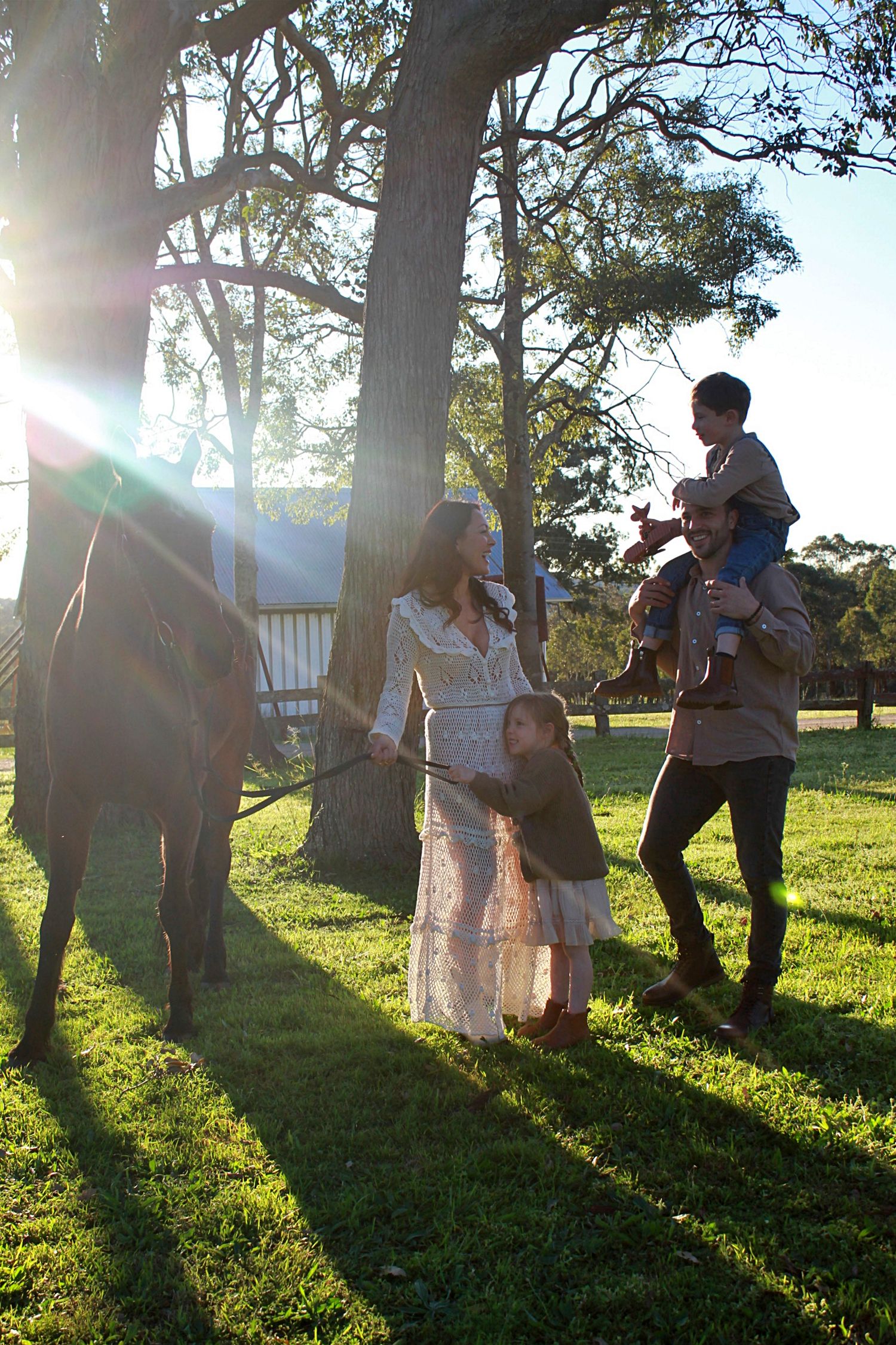 Candid family session of family together with a horse in the countryside
