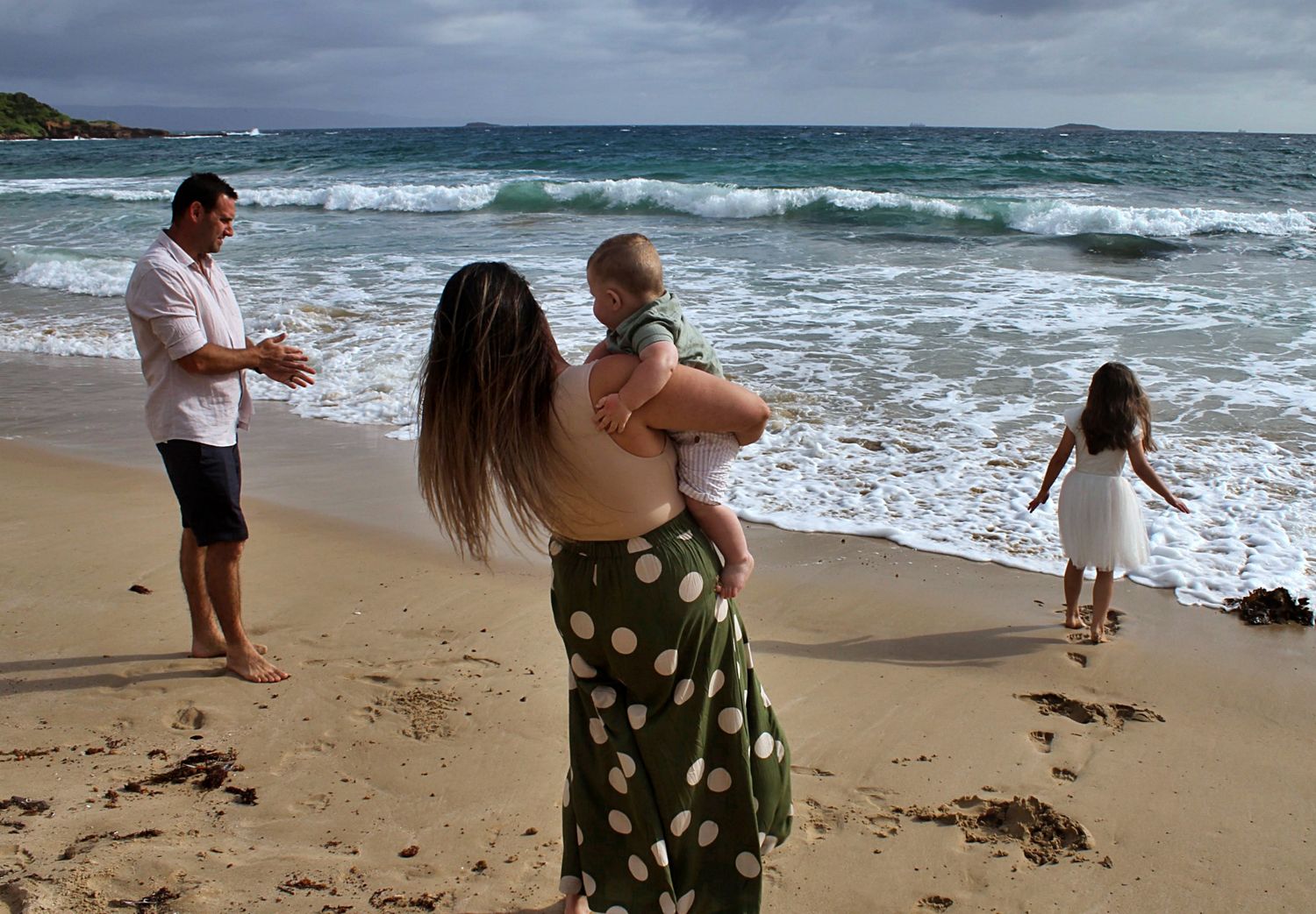 Candid family portraits by the sea in the Illawarra, documenting genuine moments and timeless beachside connection.