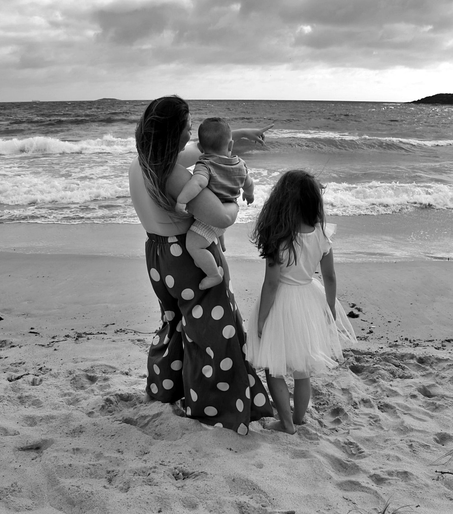 Natural mum and children portraits by the sea in the Illawarra, documenting love and family connection.