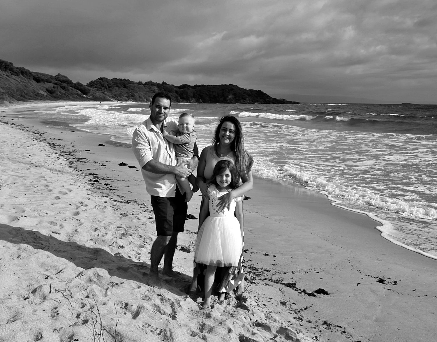Family portraits by the sea in the Illawarra, documenting genuine moments and timeless beachside connection.