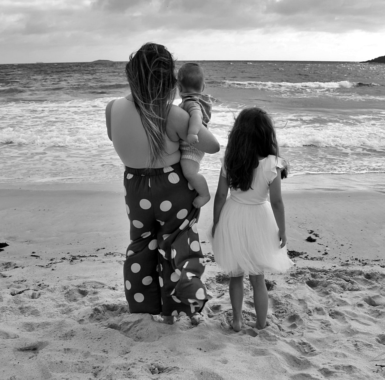 Natural mum and children portraits by the sea in the Illawarra, documenting love and family connection.