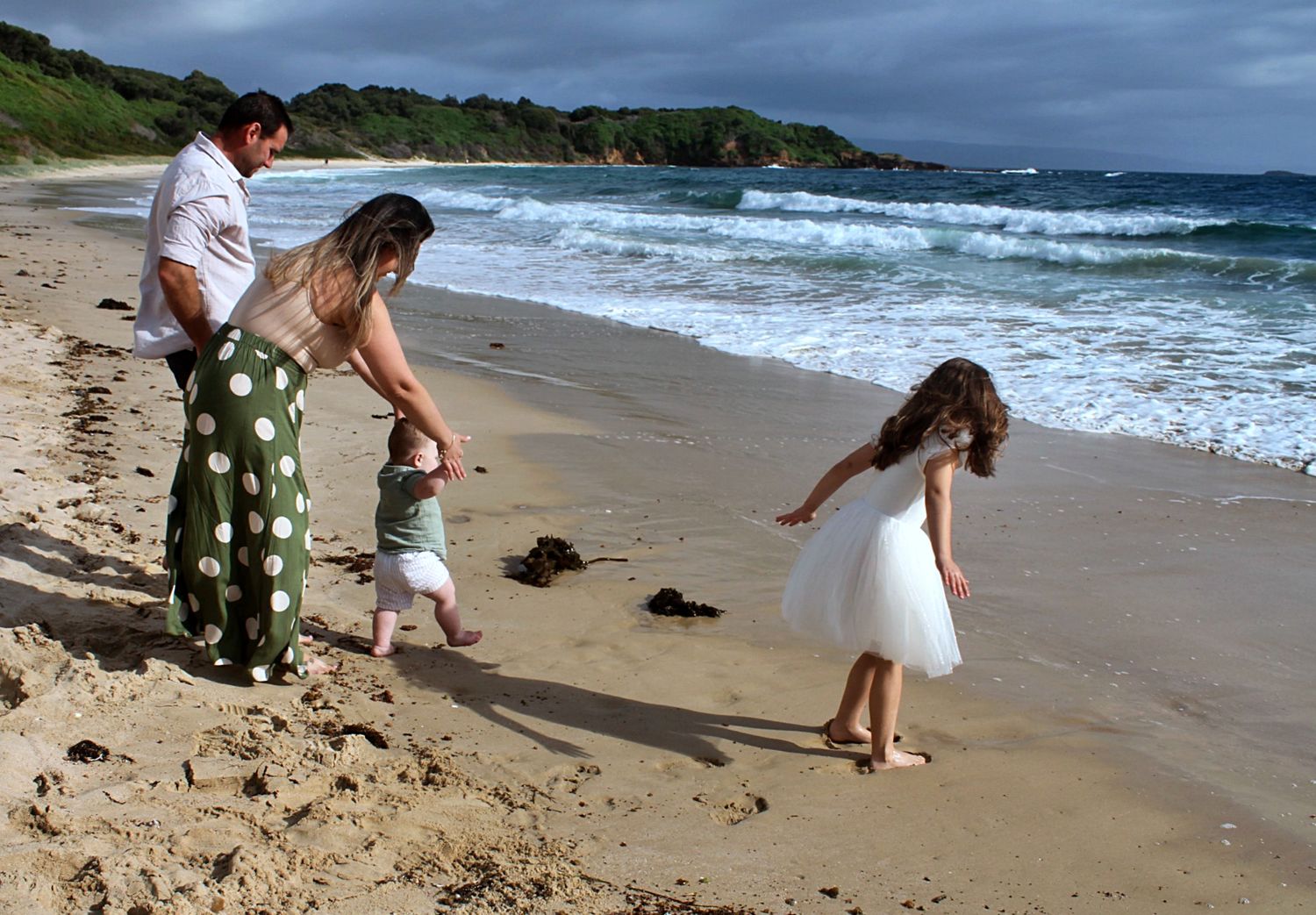 Candid family portraits by the sea in the Illawarra, documenting genuine moments and timeless beachside connection.