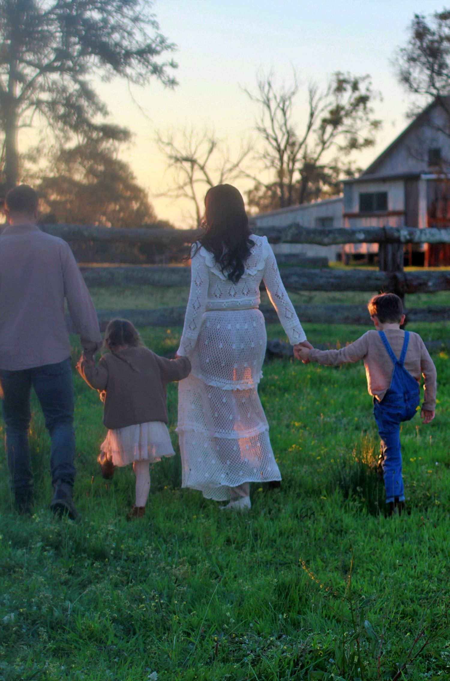 Natural family interaction during outdoor lifestyle session