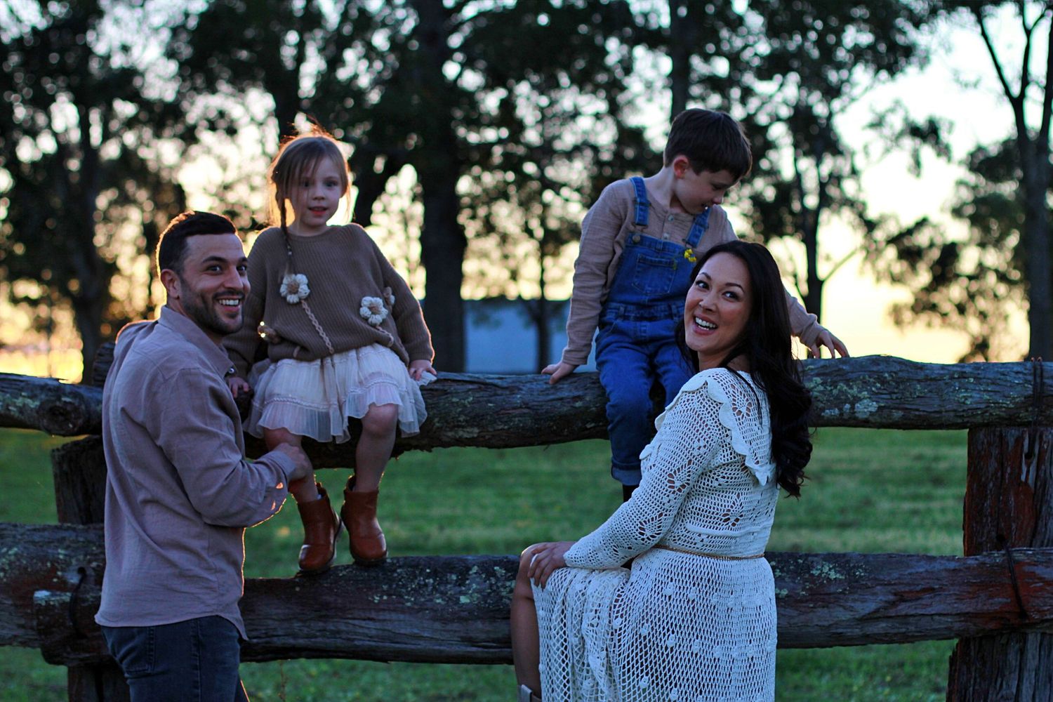 Natural family interaction during outdoor lifestyle session