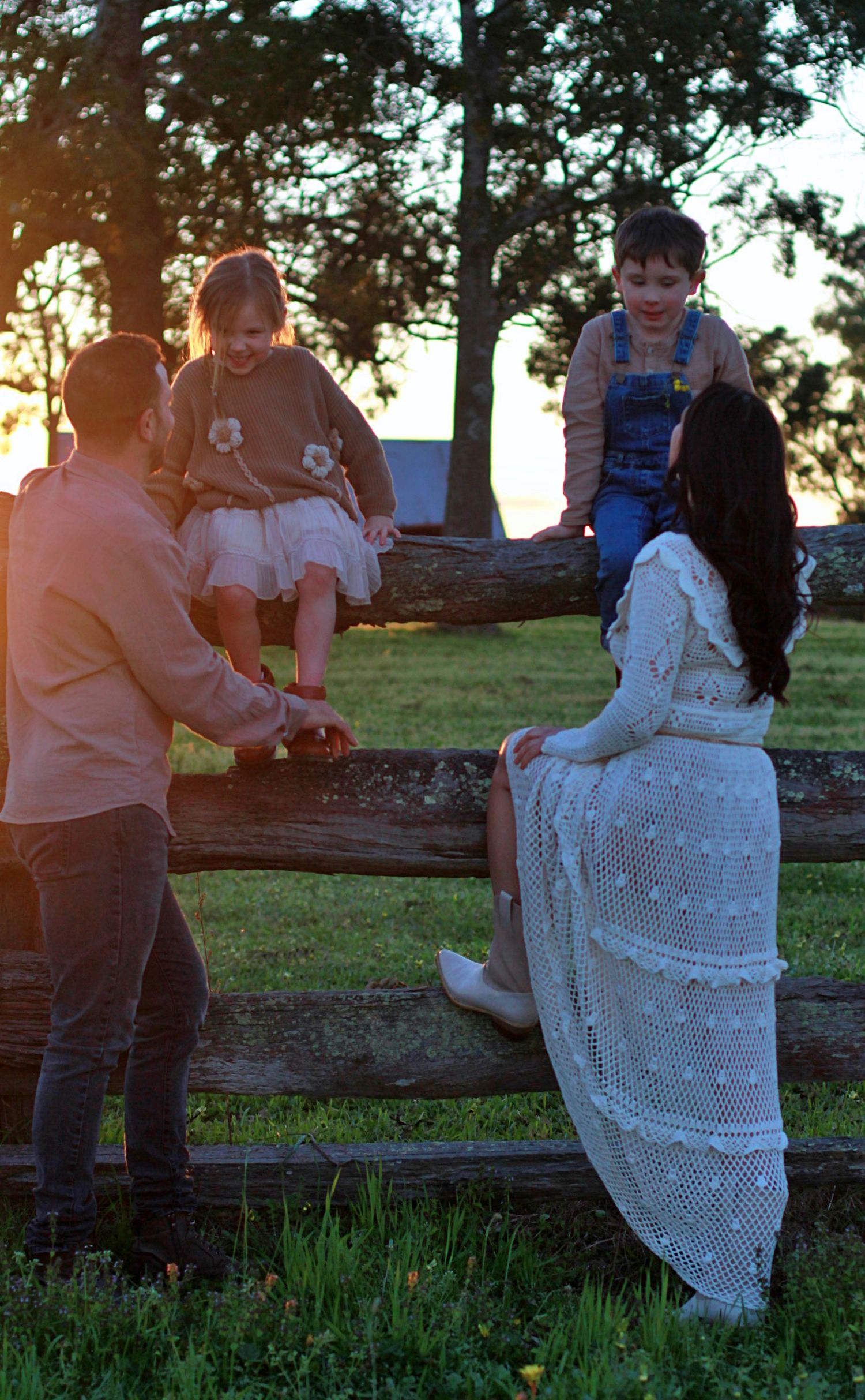 Natural family interaction during outdoor lifestyle session