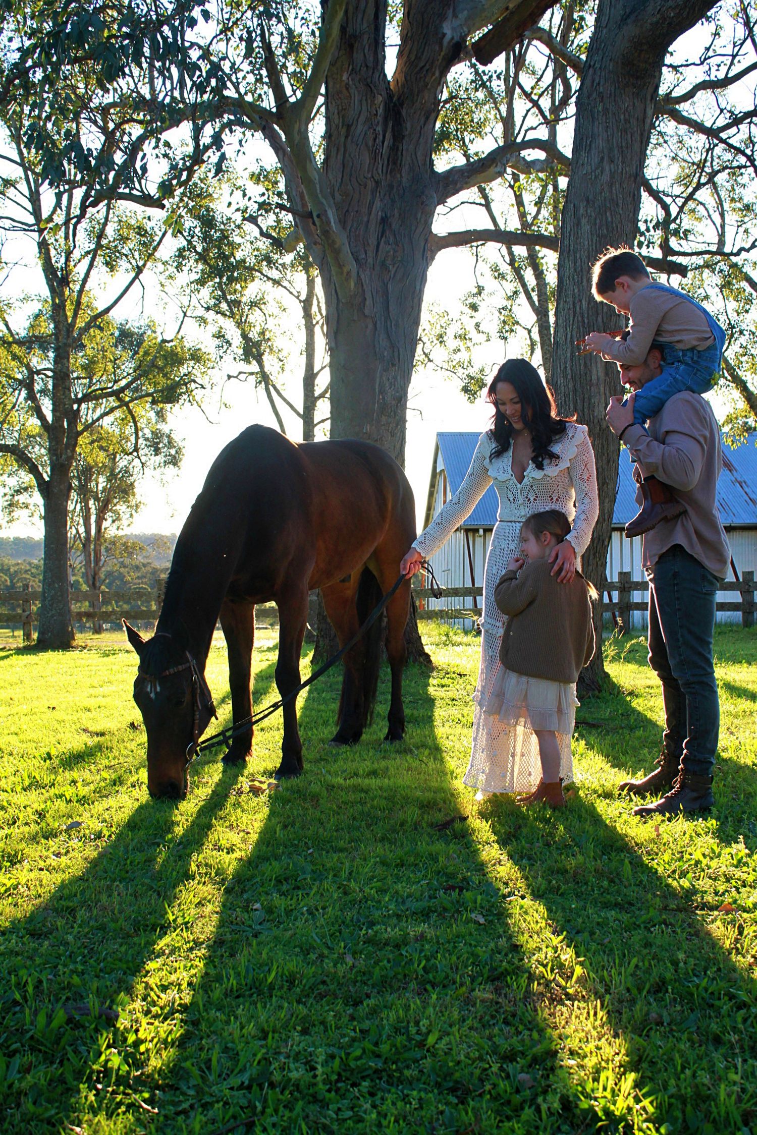 Candid family session of family together with a horse in the countryside